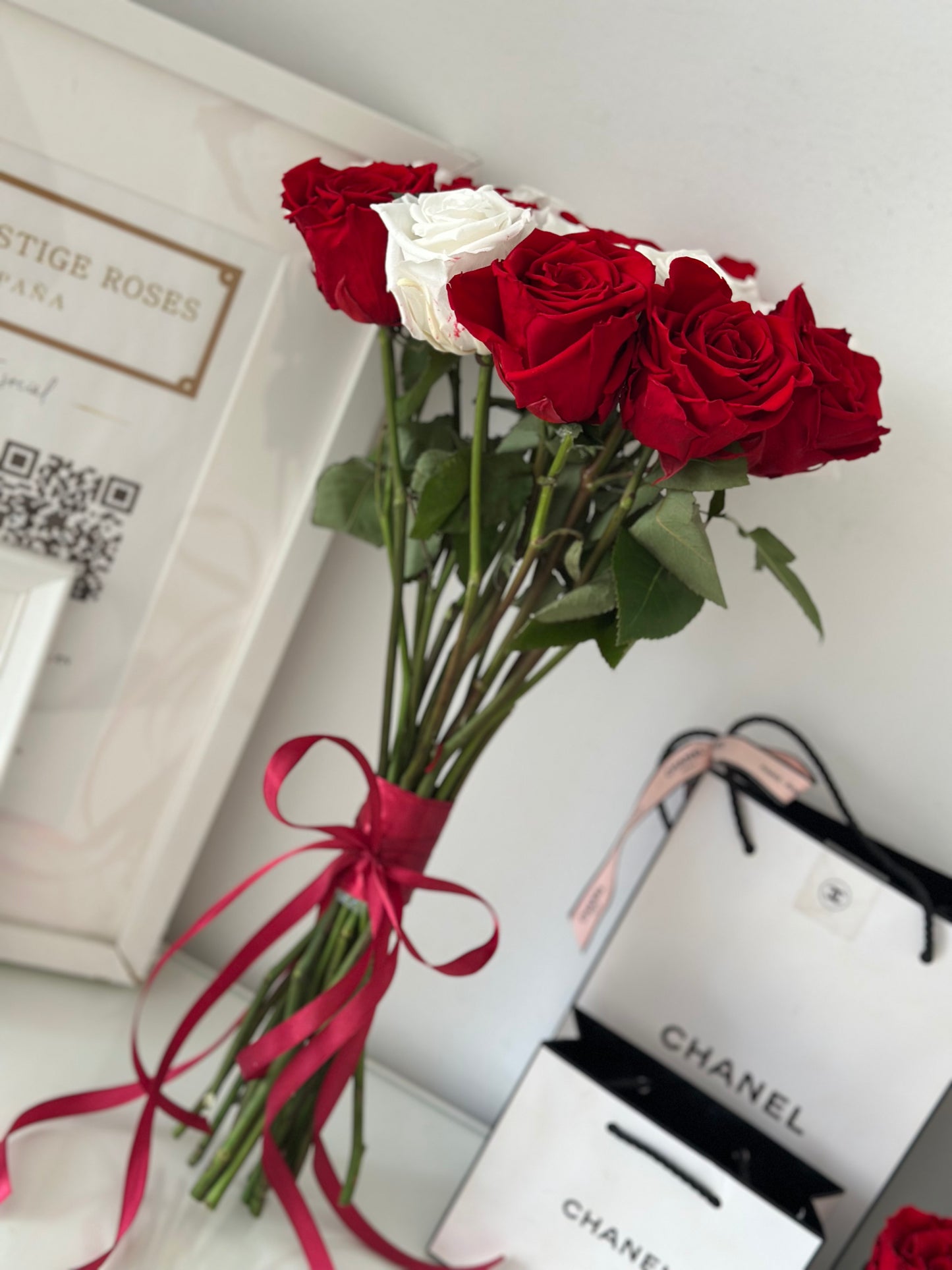 Ramo novia de rosas preservadas, el toque eterno de amor para tu día especial.