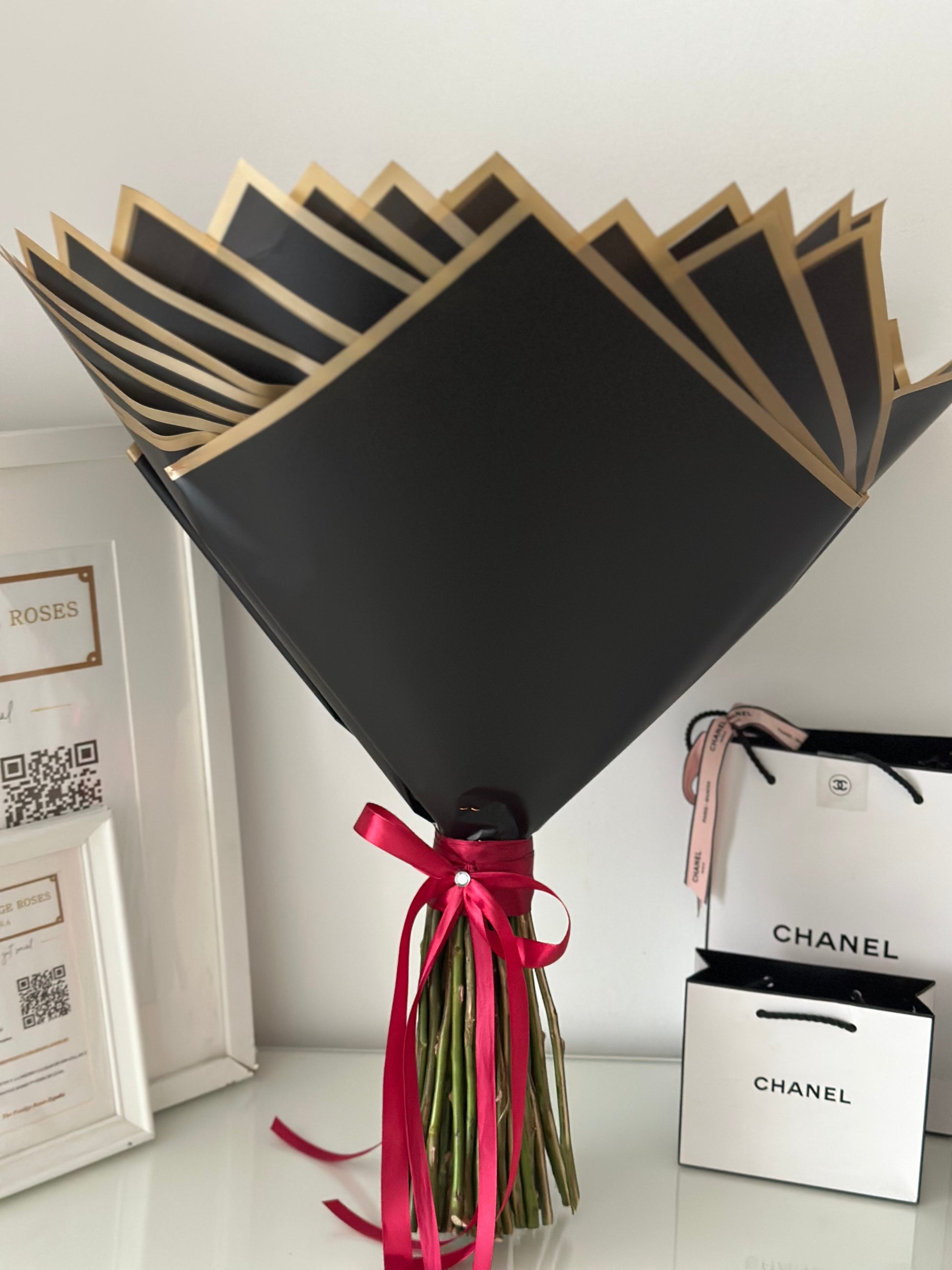 Arreglo floral de rosas  con cinta de satén  personalizada, ideal para expresar sentimientos profundos