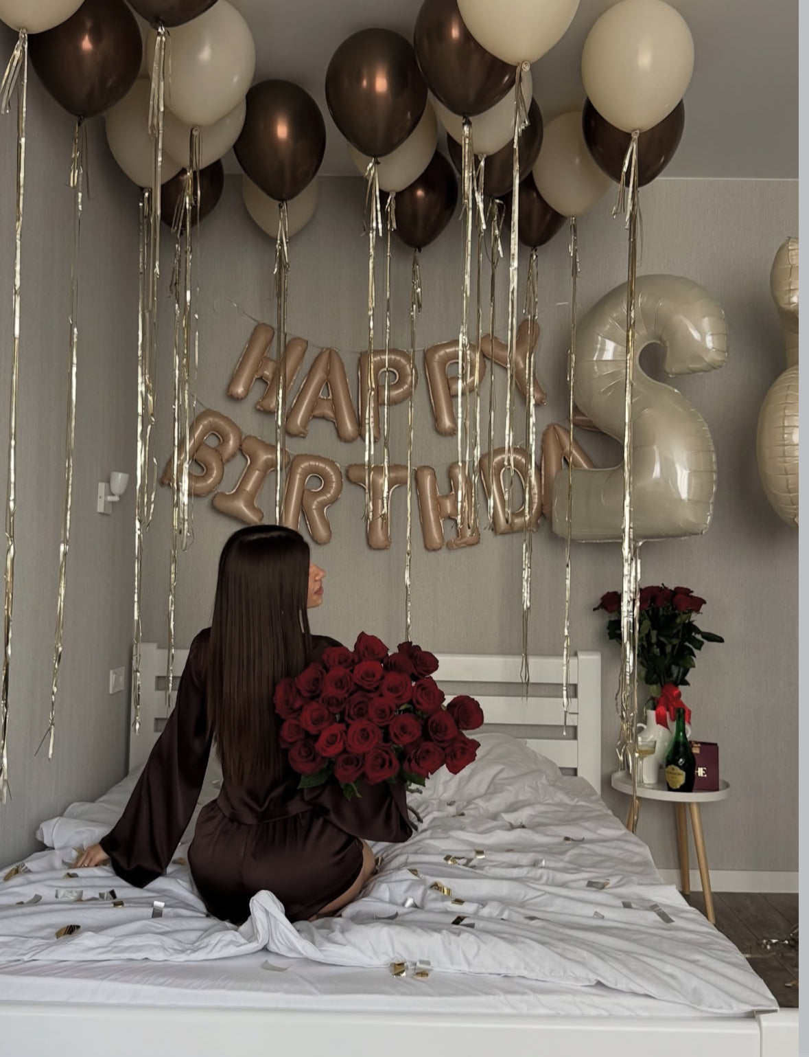 Pack de cumpleaños en Madrid con ramo de 25 rosas rojas y globos metálicos dorados, entrega a domicilio.