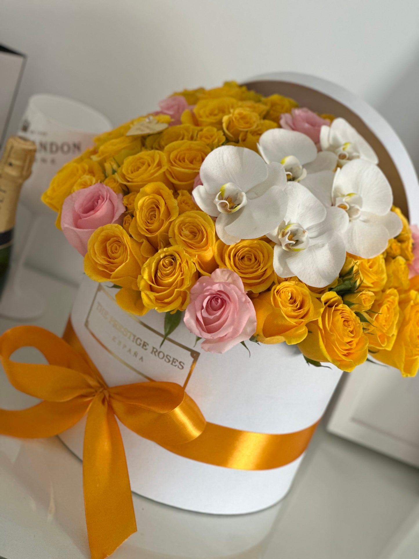 Golden Blush – Flower Box de Rosas, Spray Roses y Orquídea