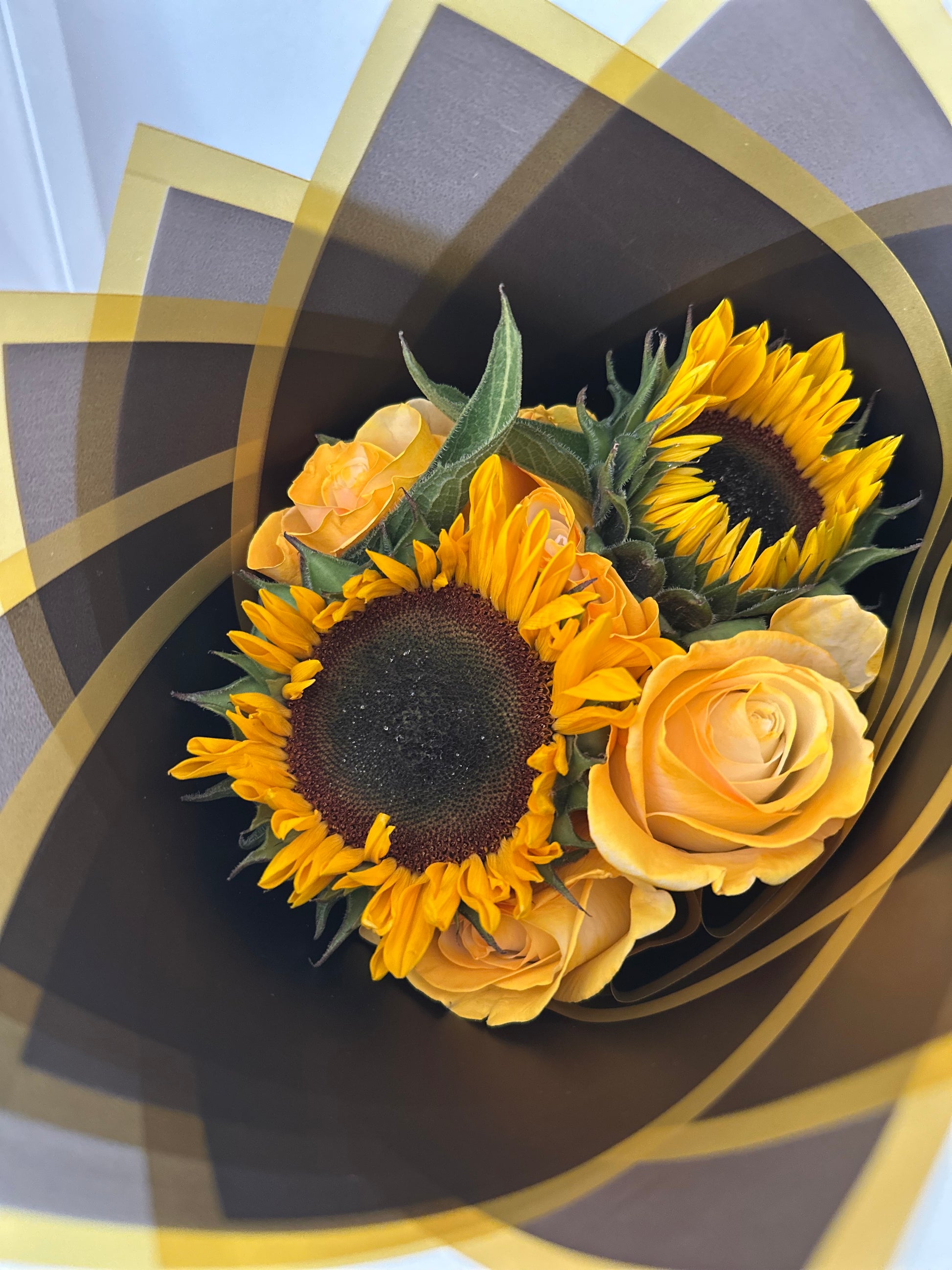 Ramo S de rosas frescas amarillas y girasoles en papel de lujo – The Prestige Roses Madrid