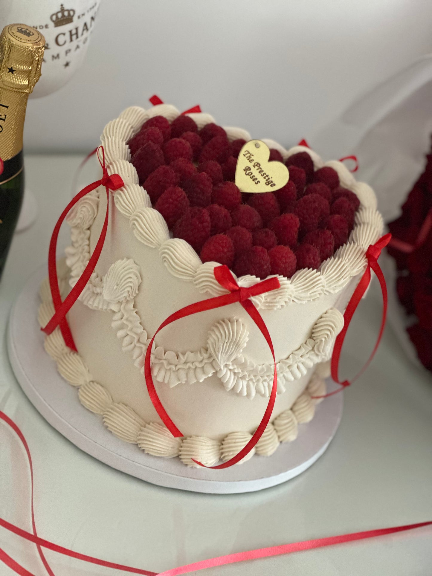 Experiencia de Cumpleaños con Rosas, Tarta y Globos Corazón