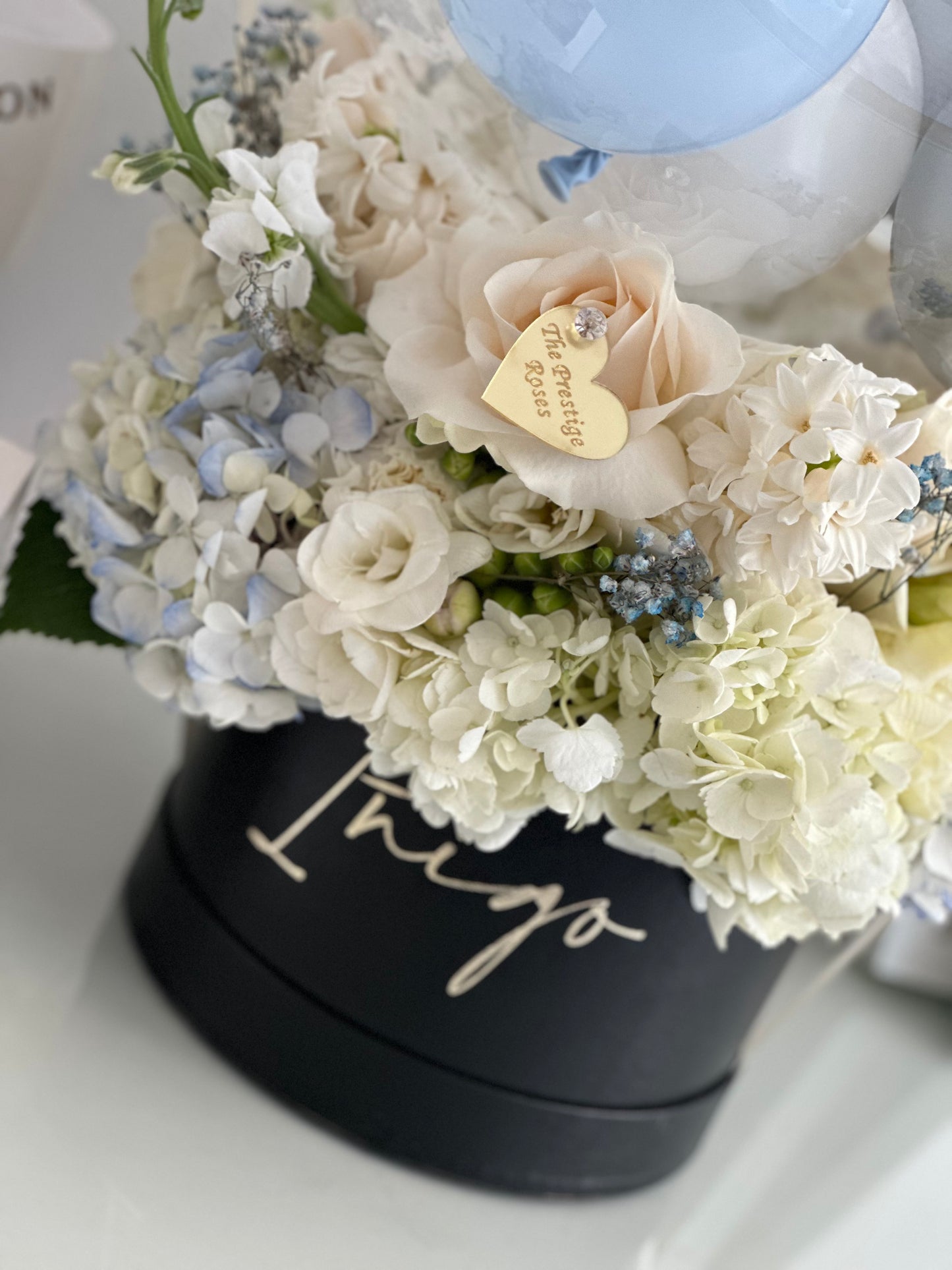 Deluxe Welcome Baby Box · Flores & Globos Personalizados