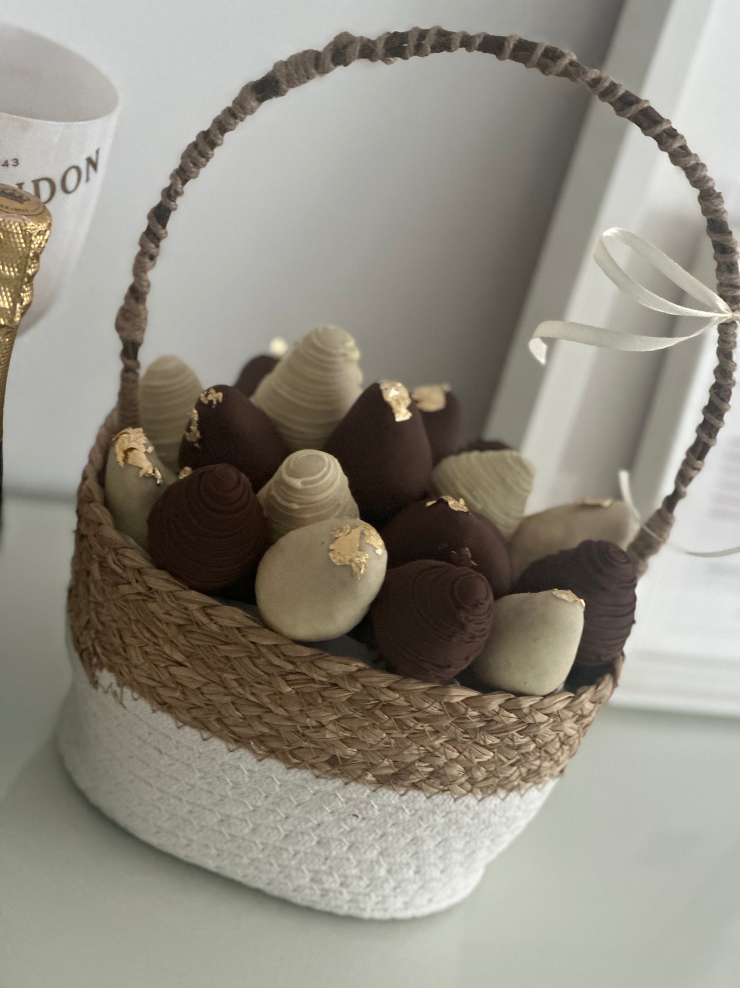 Cesta de fresas bañadas en chocolate The Prestige Roses