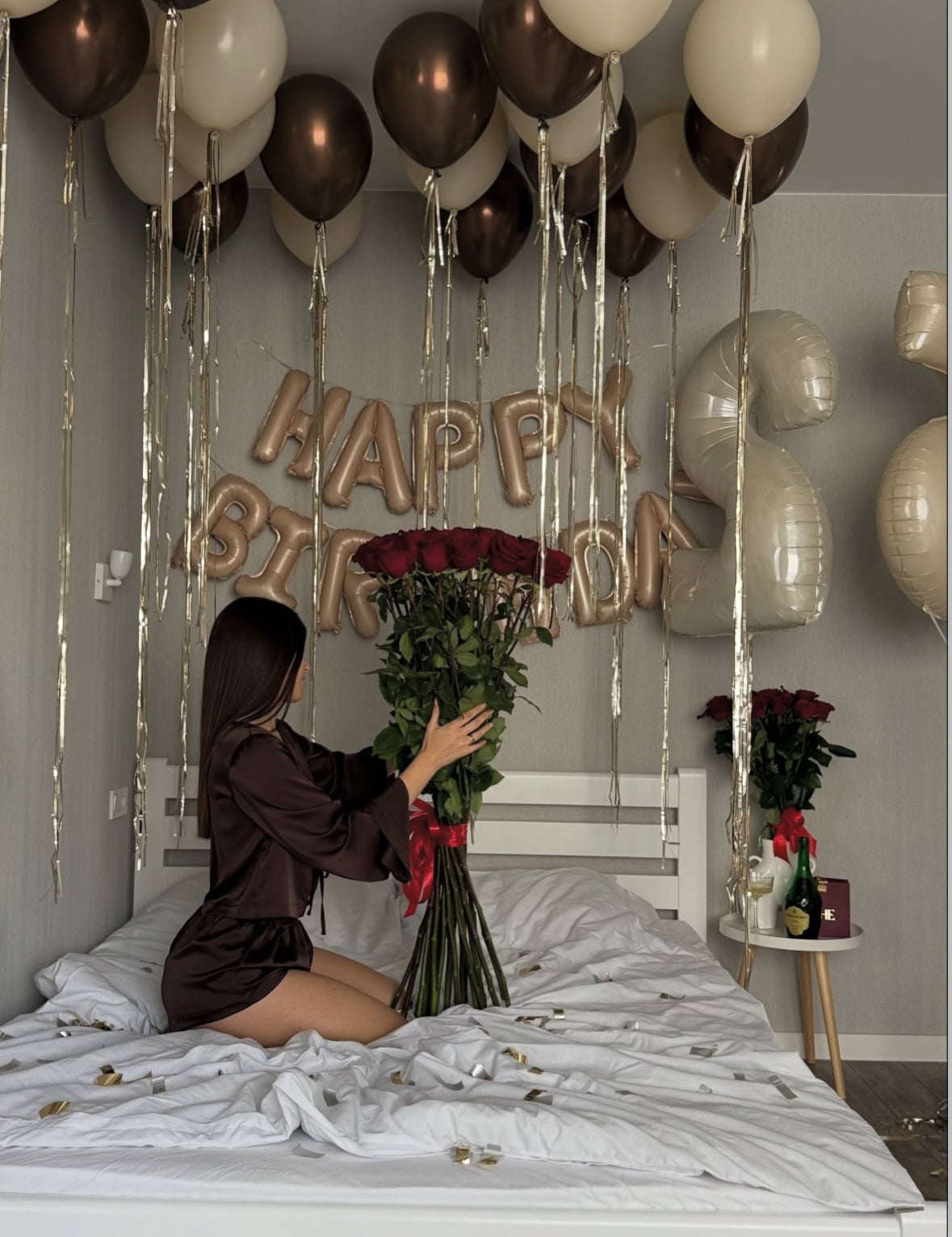 Decoración de cumpleaños en Madrid con globos Happy Birthday, rosas frescas y champagne, regalo de lujo