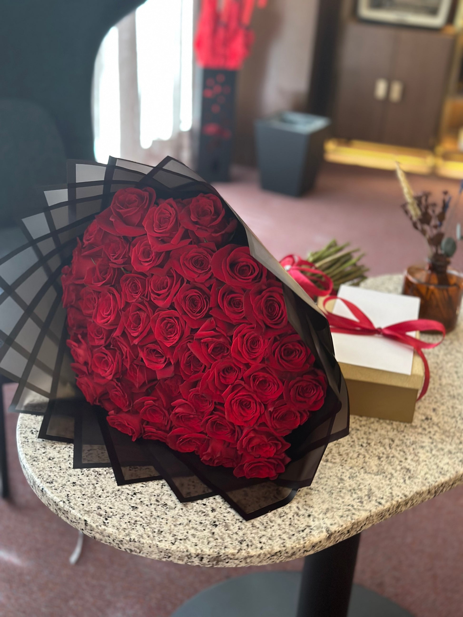 ramo exclusivo de 50 rosas rojas con envoltorio de lujo, envío rápido madrid 