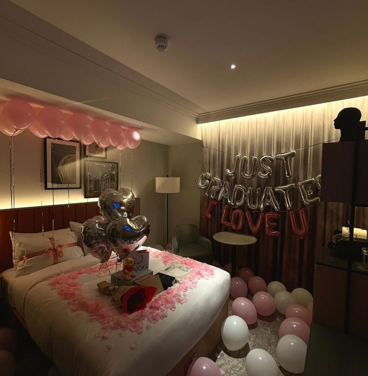 Decoración Romántica y de Cumpleaños en Hoteles – Sorpresas VIP con Globos y Pétalos  | The Prestige Roses