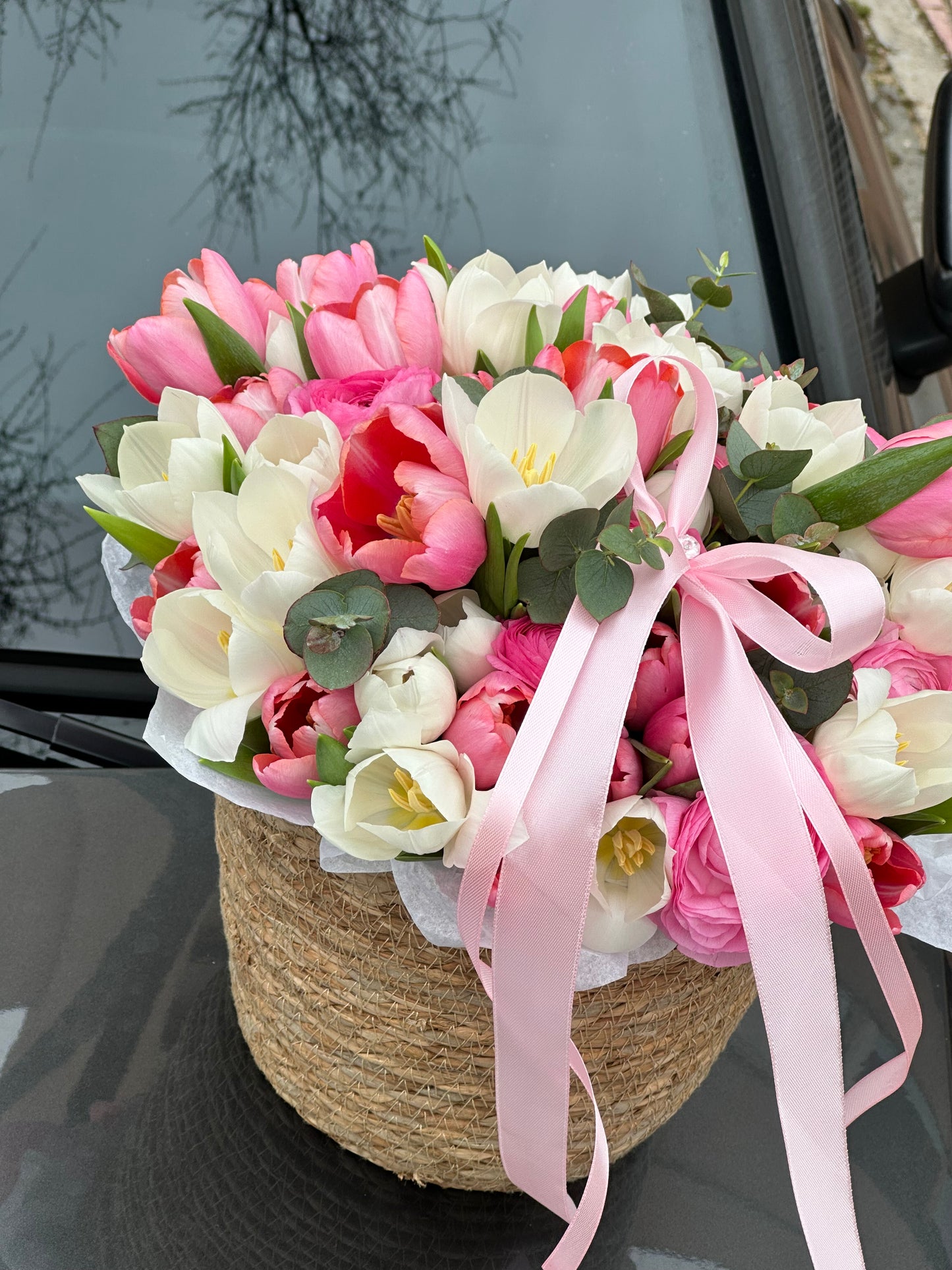 Cesta Elegante de Ranúnculos y Tulipanes – Belleza y Sofisticación Natural in Madrid