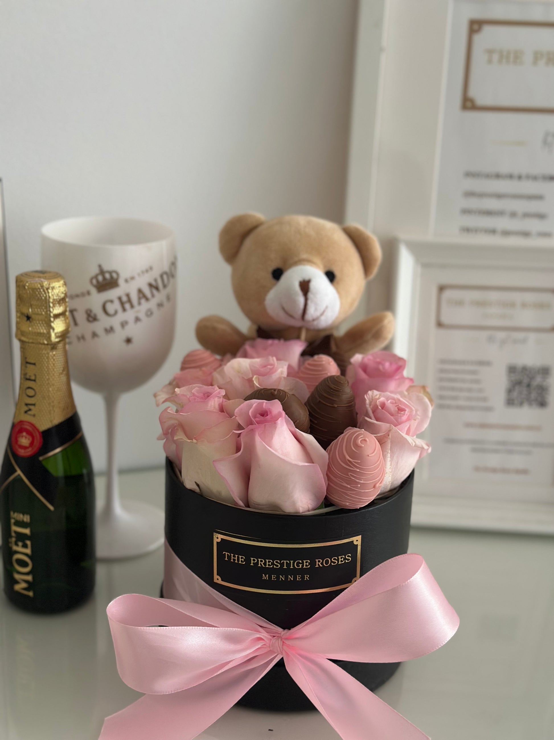  Detalle de osito de peluche entre rosas frescas rosas y fresas bañadas en chocolate – regalo tierno y elegante de The Prestige Roses