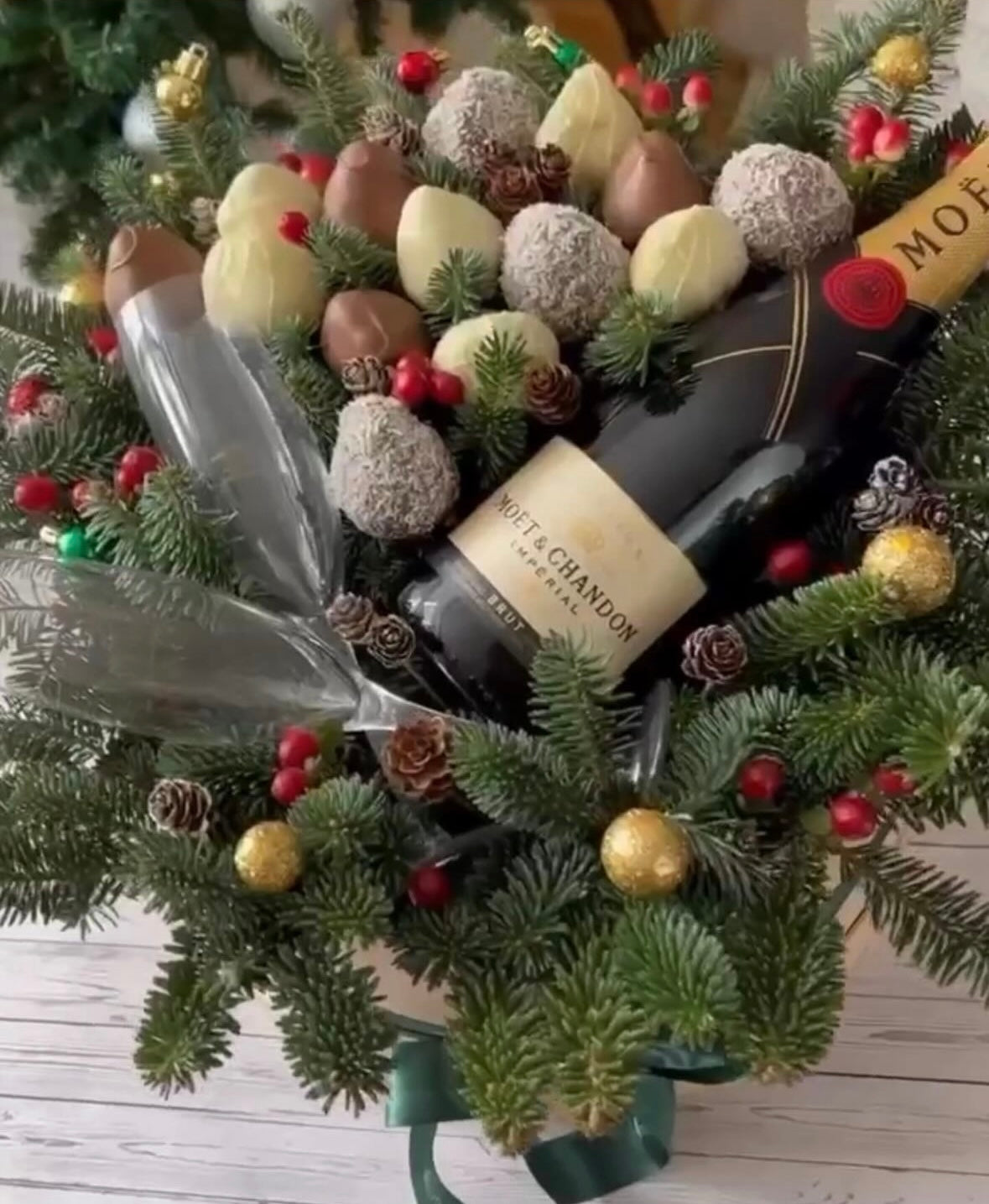 Cesta Navidad con Moet Champagne y fresas bañadas en chocolate – regalo exclusivo festivo a domicilio en Madrid