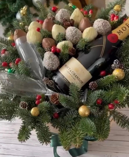 Cesta Navidad con Moet Champagne y fresas bañadas en chocolate – regalo exclusivo festivo a domicilio en Madrid