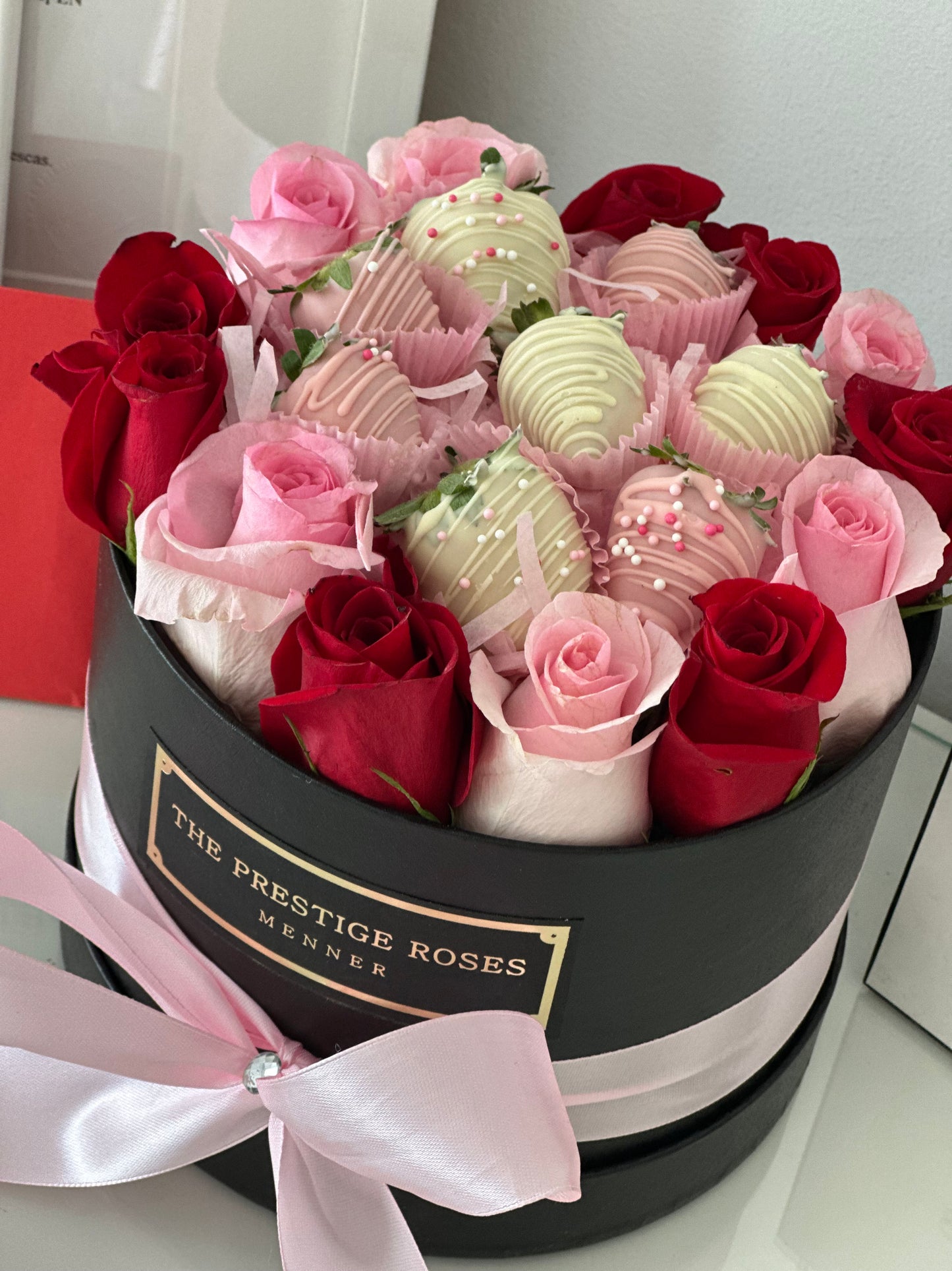 Caja de Rosas Frescas con Fresas cubiertas con chocolate