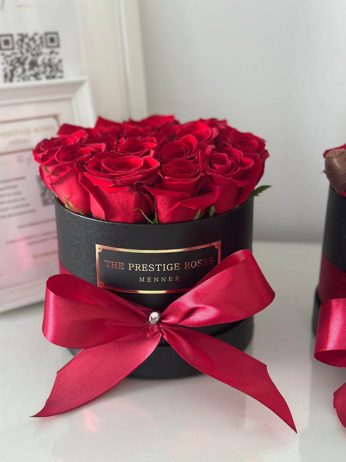 Arreglo floral en caja negra con rosas rojas, entrega en Madrid capital.