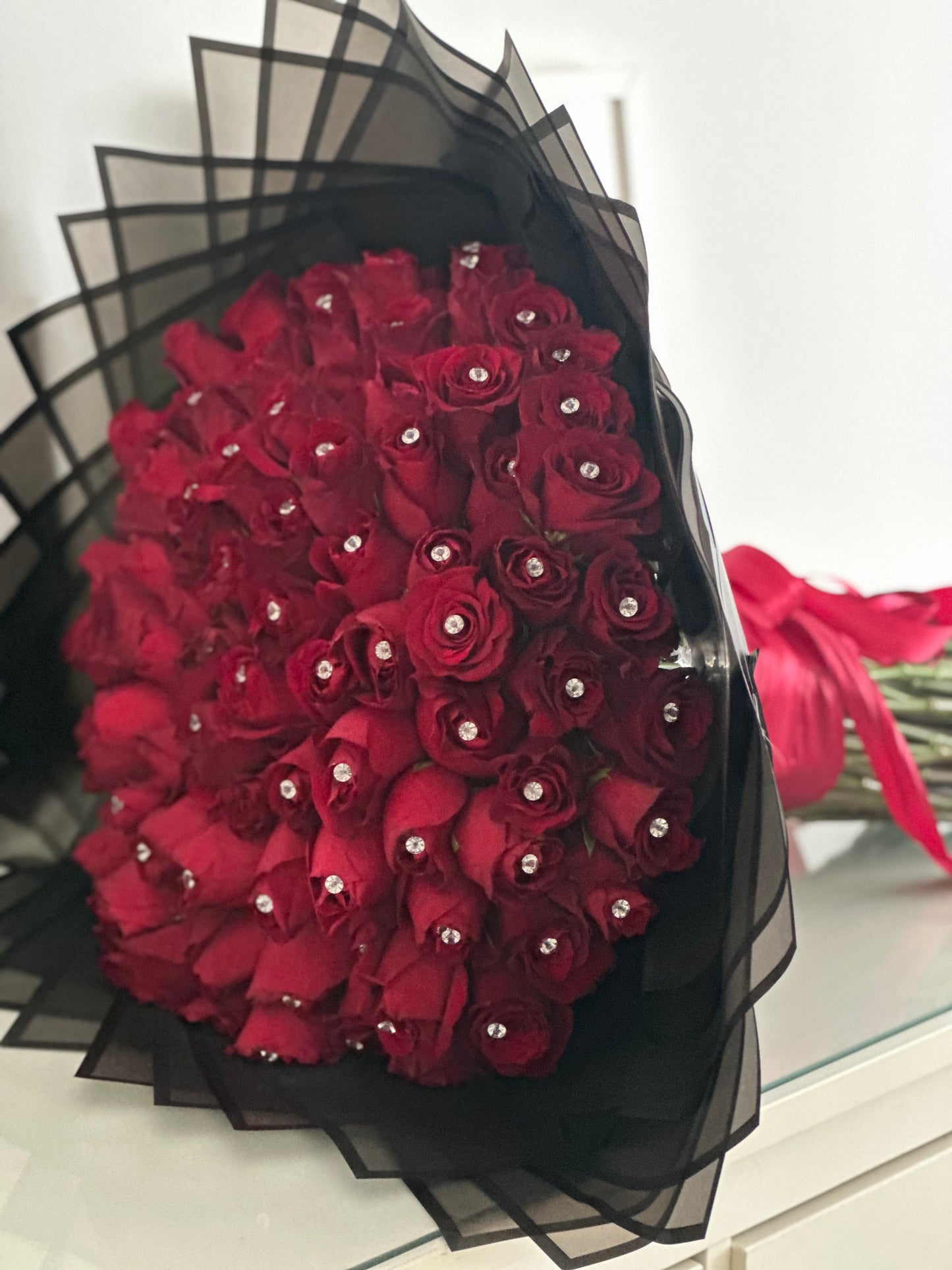 Un Toque de Glamour: Ramo de Rosas Frescas con Diamantes Brillantes Swarovsky