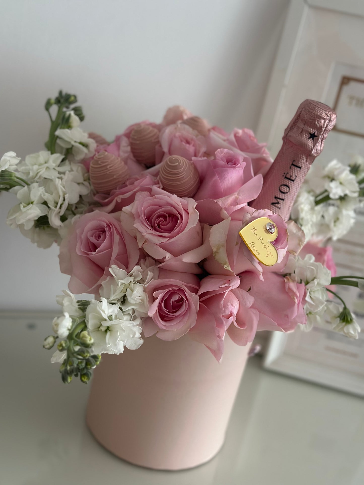 Pink Dream Rosas Frescas y Champagne con Fresas bañadas en chocolate a Domicilio