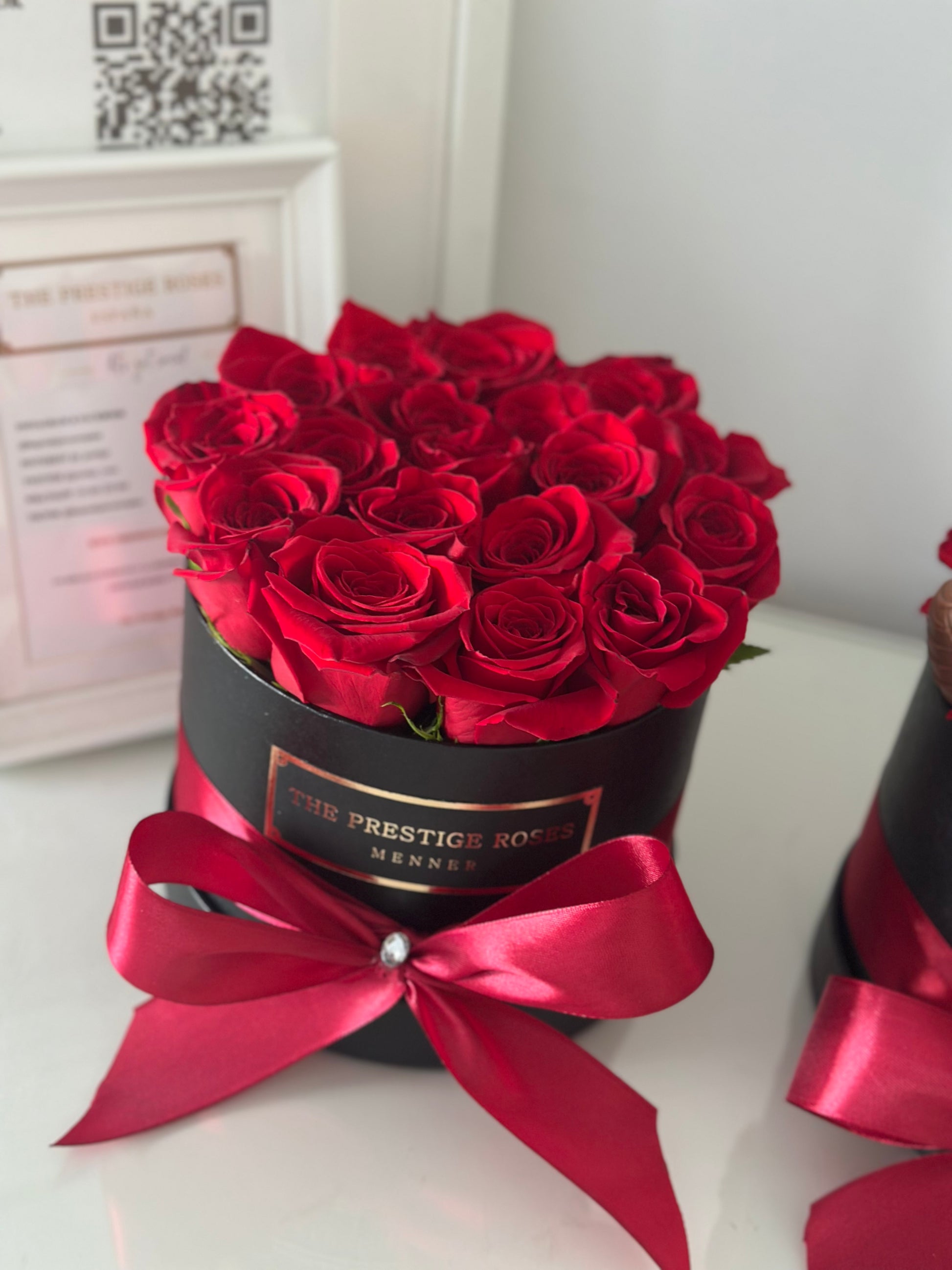 Caja premium de rosas rojas frescas con lazo rojo, The Prestige Roses Madrid.