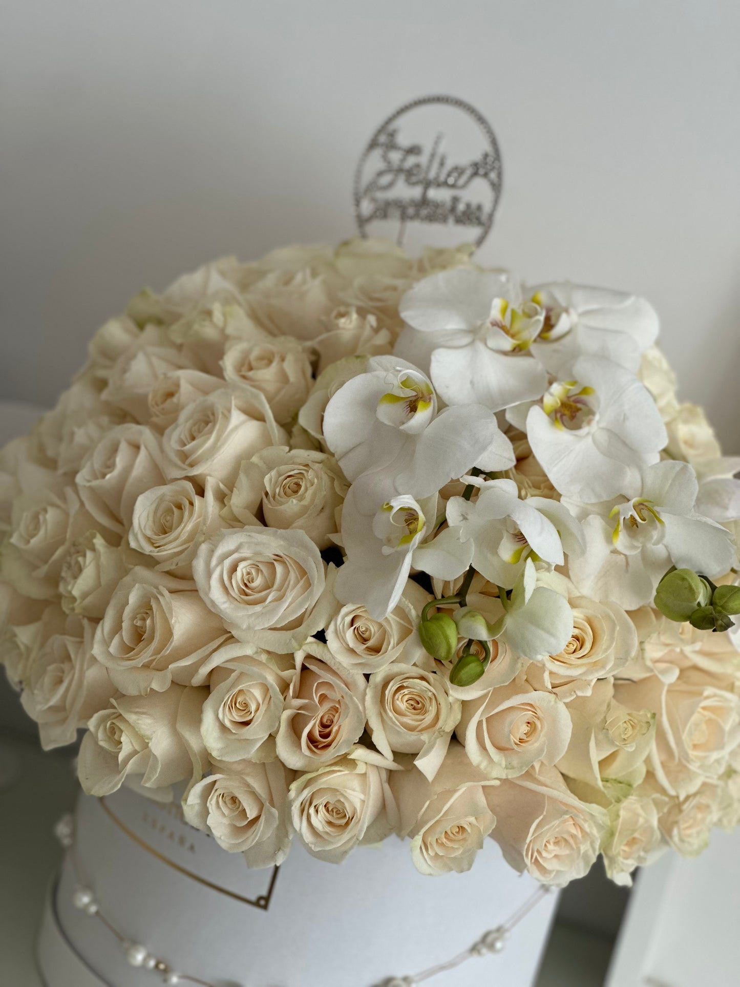 Caja de Rosas Frescas estilo Dome con Orquídeas The Prestige Roses