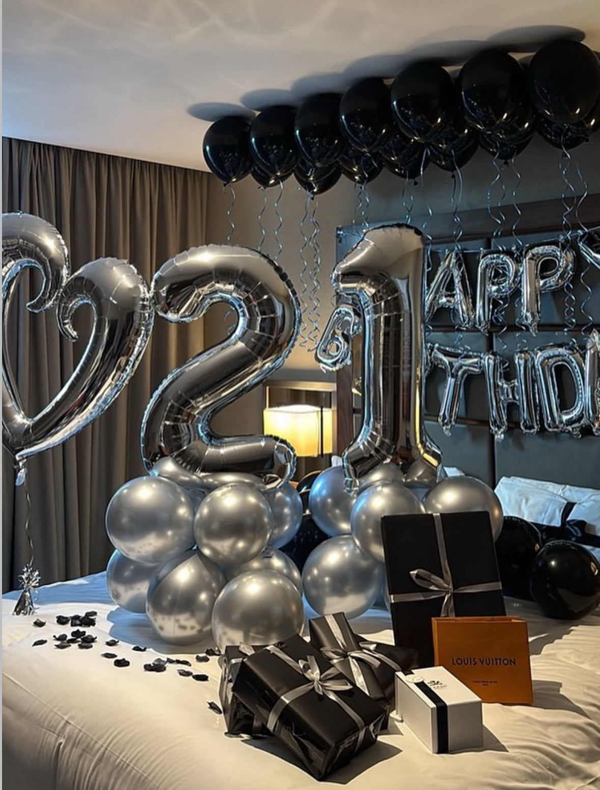 Decoración Romántica y de Cumpleaños en Hoteles – Sorpresas VIP con Globos y Pétalos  | The Prestige Roses