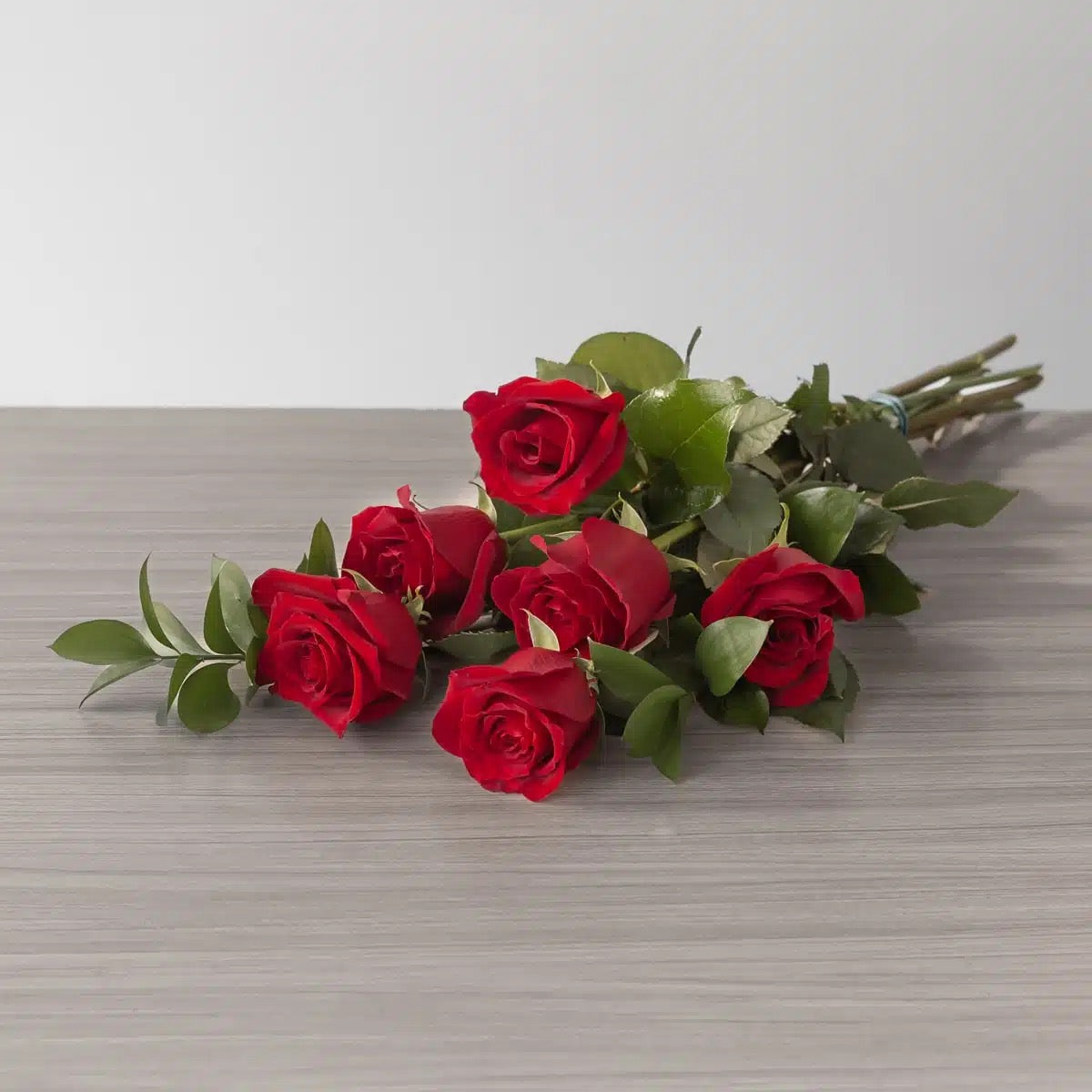 Ramo de 6  Rosas rojas Frescas con Verdes