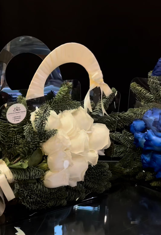 Ramo Navideña de Rosas Frescas y abeto con adorno en Bolsa transparente