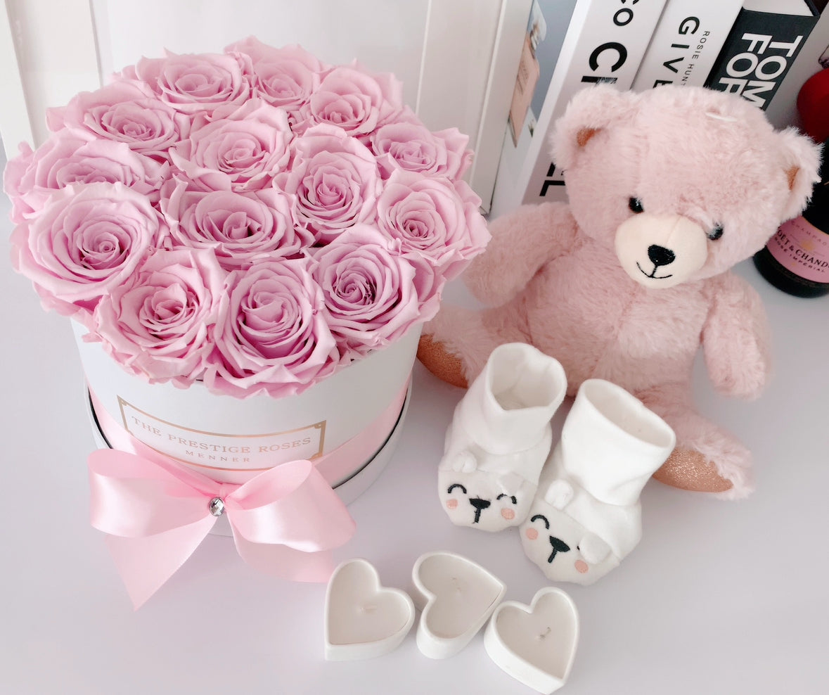 Set de nacimiento con caja de rosas eternas rosa, globo personalizado y osito de peluche
