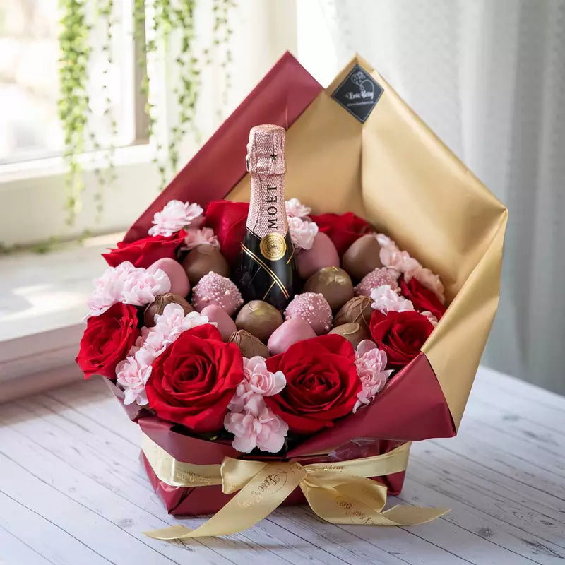 Bouquet Pequeña con fresas bañadas en chocolate y flores frescas y Cava pequeña Freixenet
