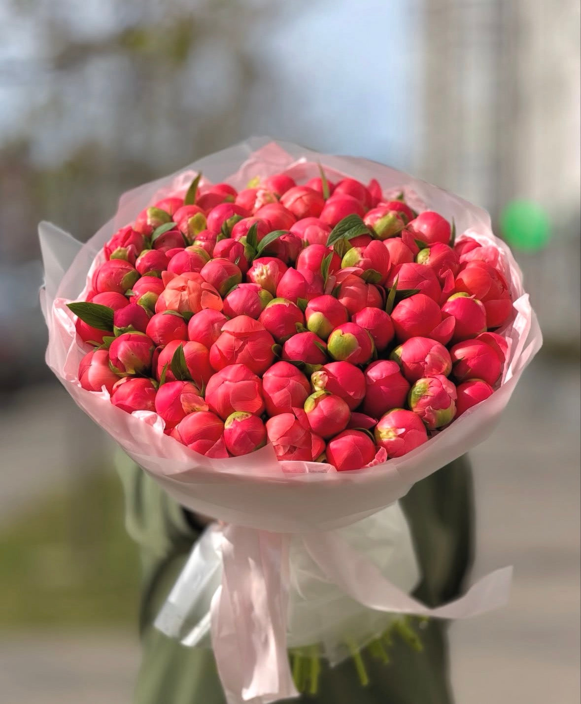 ramo de peonías coral frescas en Madrid con tonos rosa y coral elegantes