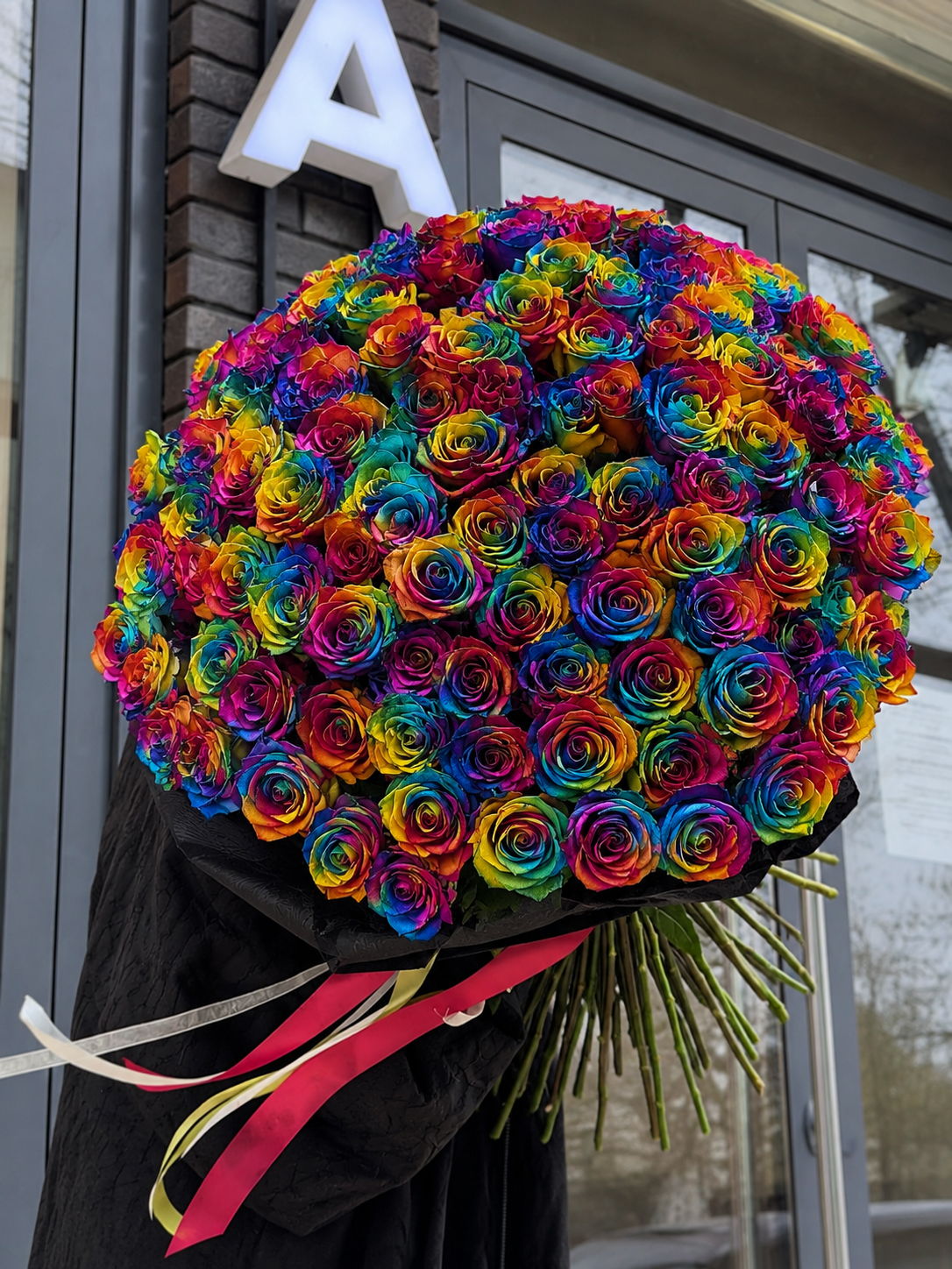 Ramo exclusivo de rosas arcoíris con flores premium en Madrid