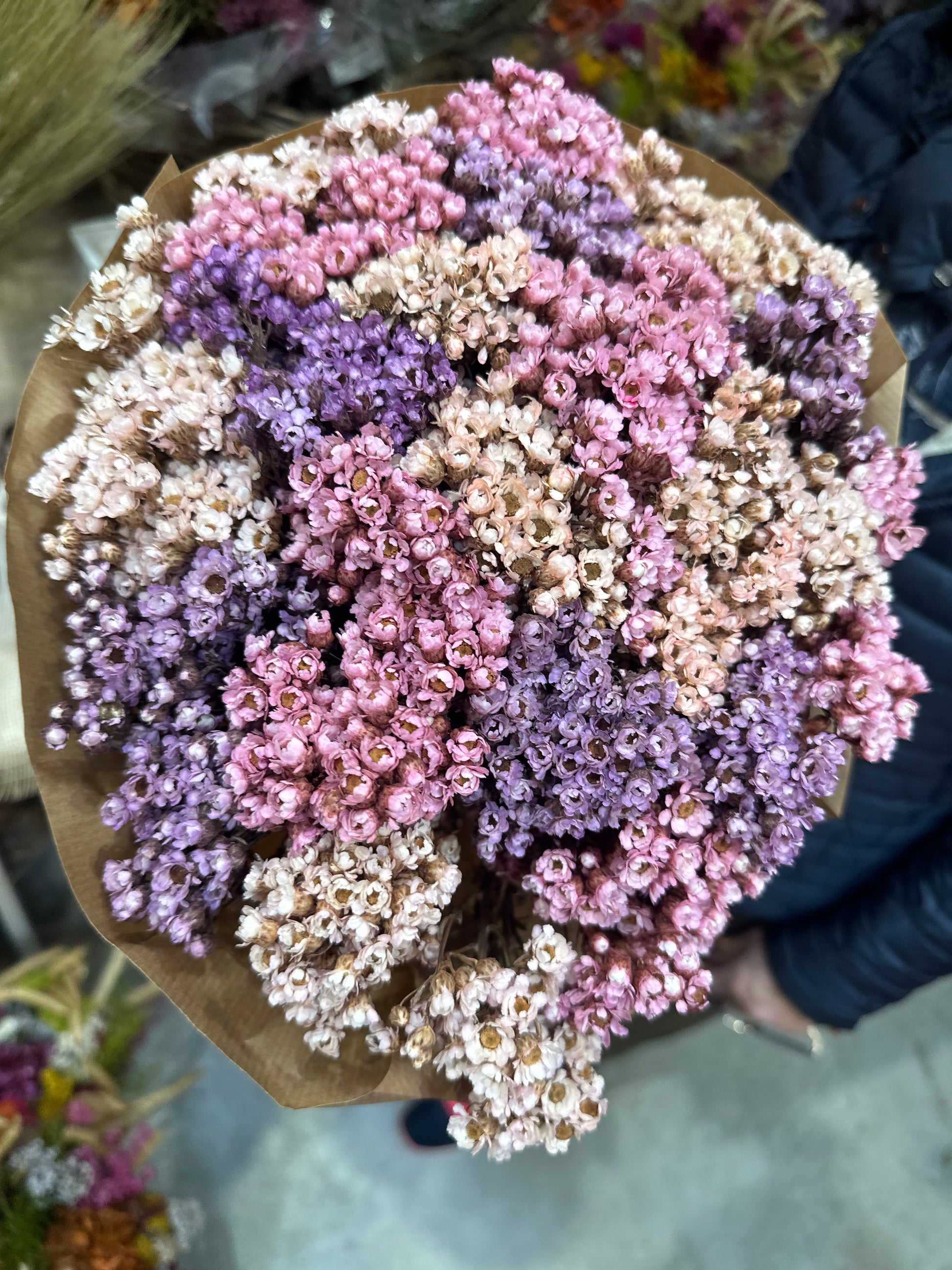 Ramo de flores statice preservadas en una gama de colores pastel lila, rosa y blanco, estilo vintage y sofisticado.