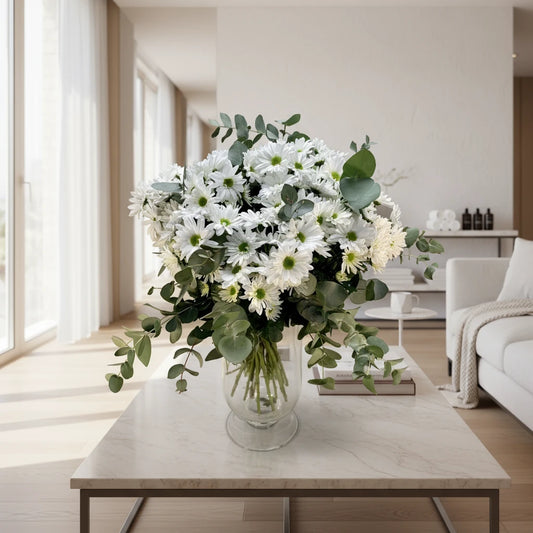 Ramo de margaritas blancas con eucalipto natural en jarrón de cristal – The Prestige Roses Madrid