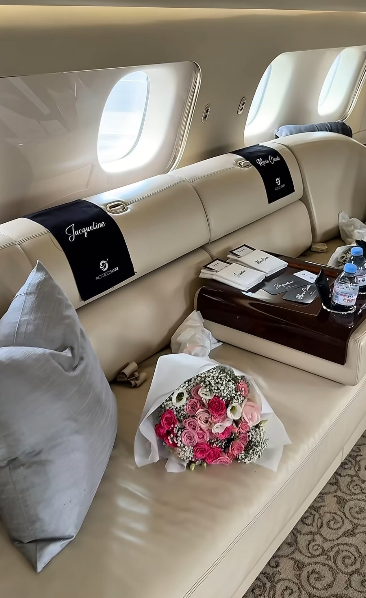 Ramo de flores preservadas en asiento de jet privado, decoración floral VIP exclusiva