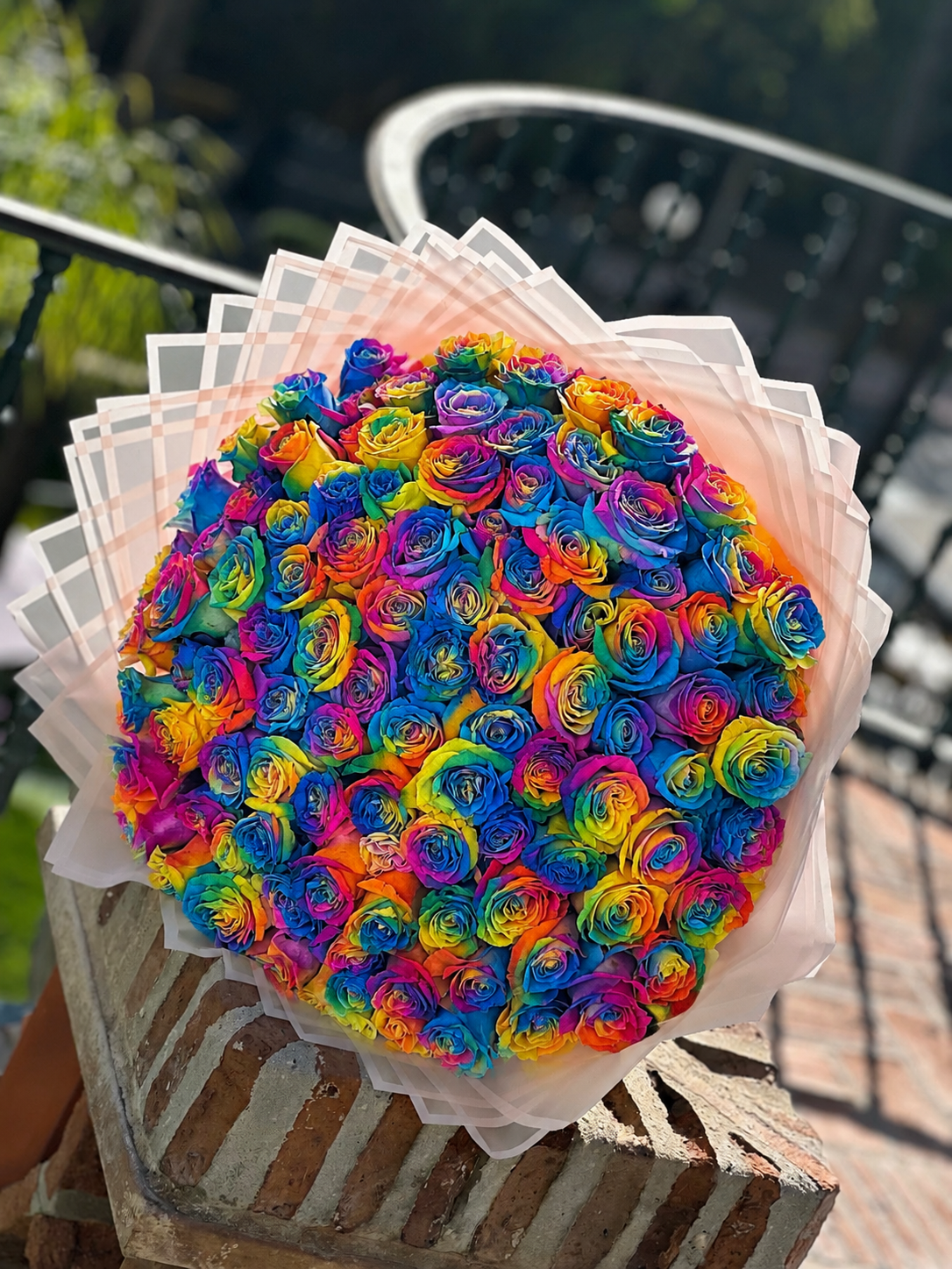 Rosas arcoíris frescas para regalo con entrega el mismo día en Madrid