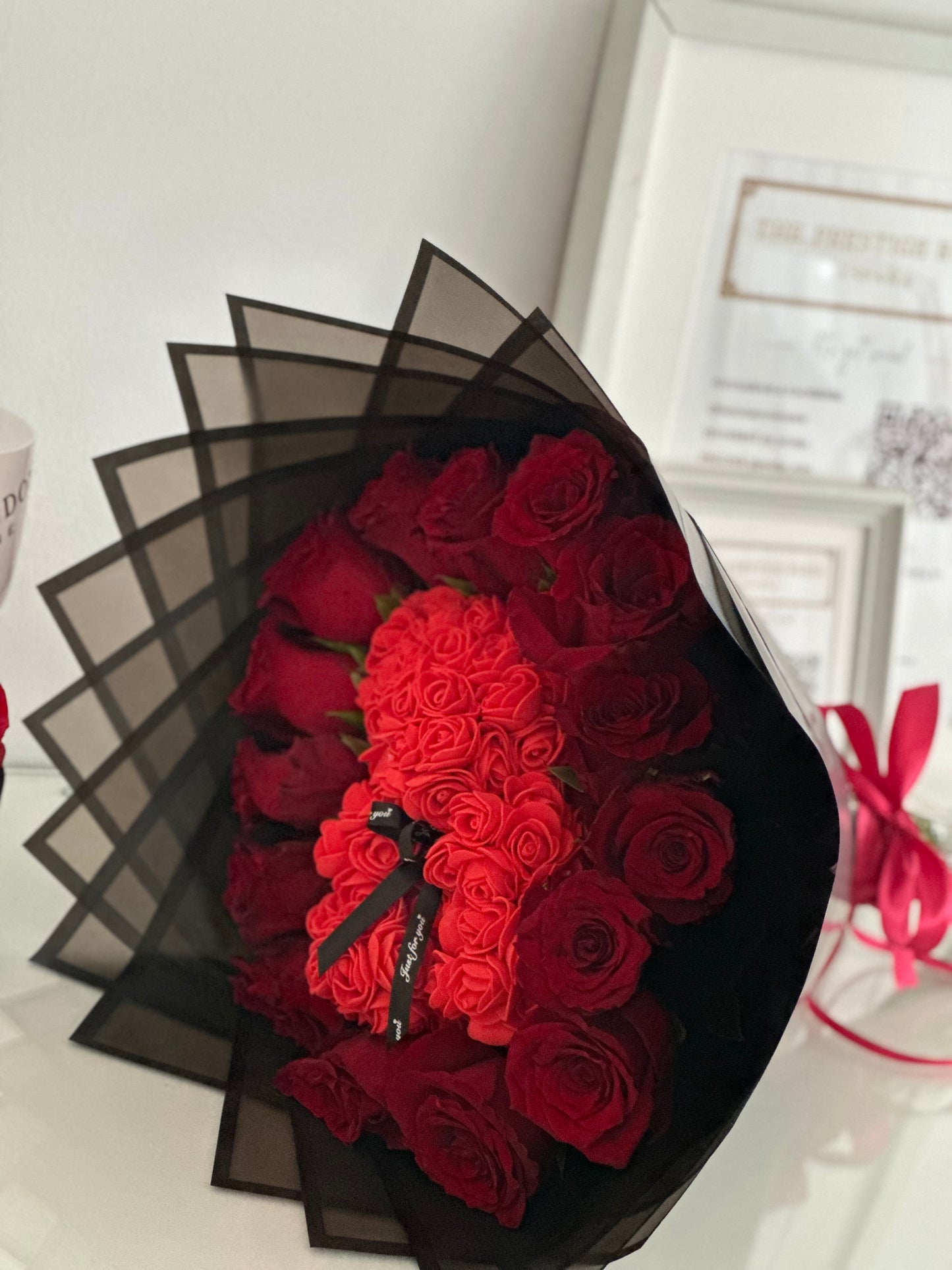 Ramo de rosas frescas con osito decorativo, detalle elegante y emotivo para sorprender a quien más quieres.