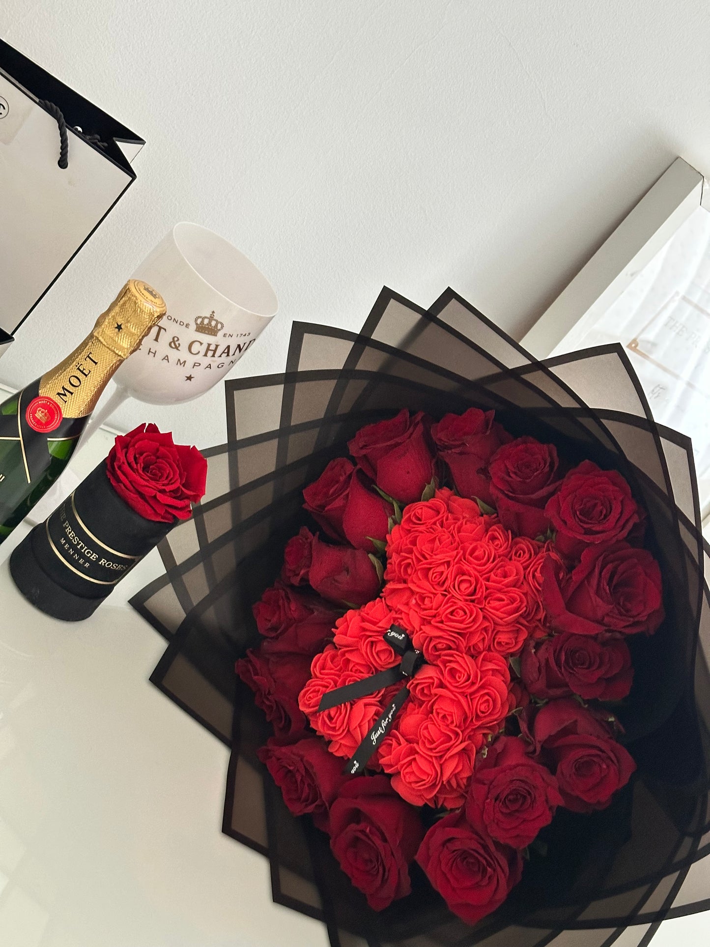 Bouquet de rosas frescas con osito del amor, regalo romántico premium ideal para San Valentín y ocasiones especiales.