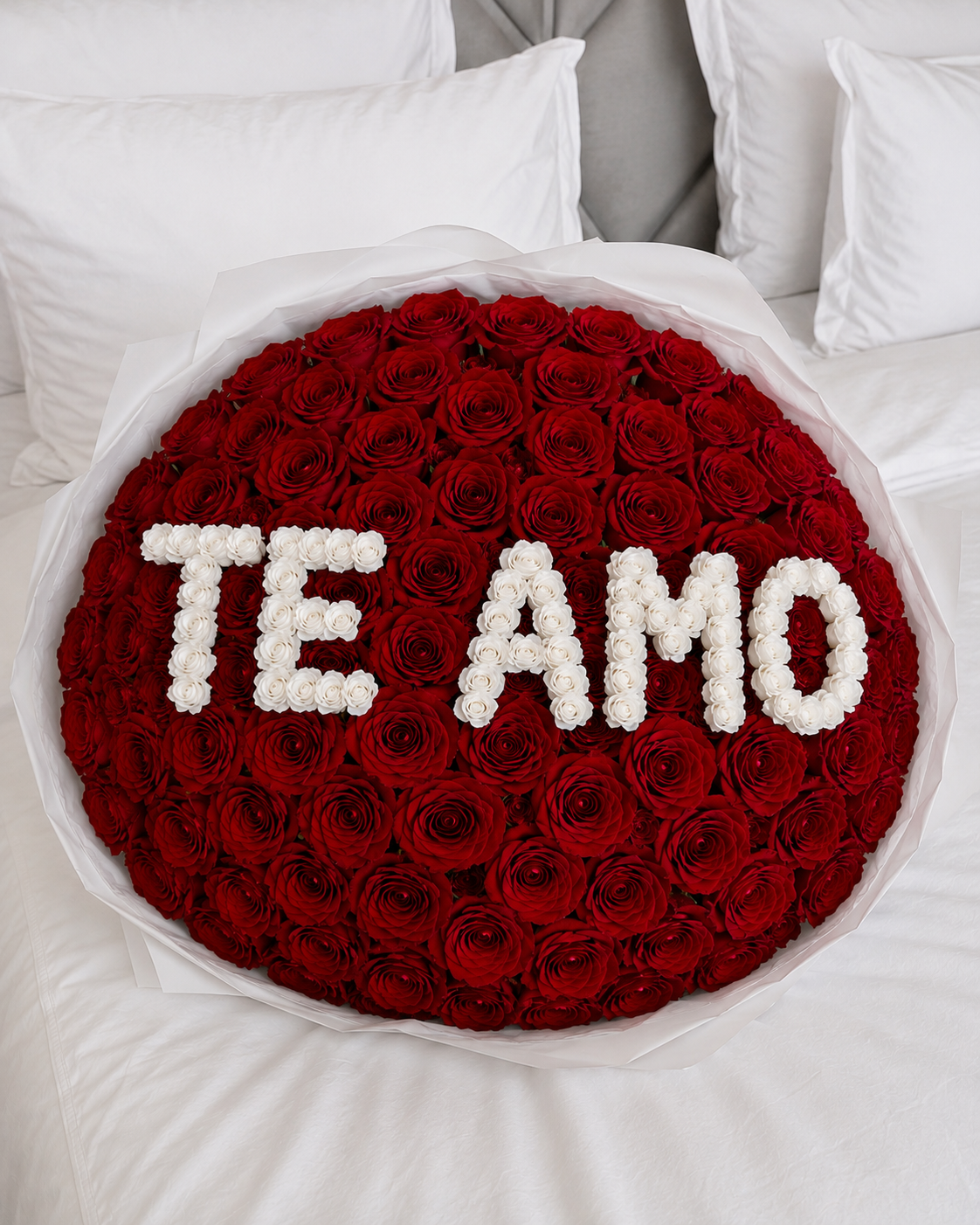 Ramo de rosas frescas con mensaje TE AMO elaborado con rosas sobre rosas rojas Premium.