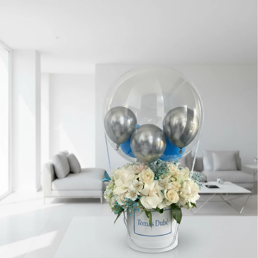Welcome Baby Deluxe Bloom Set – Caja blanca con rosas frescas y globos plateados personalizados The Prestige Roses Madrid