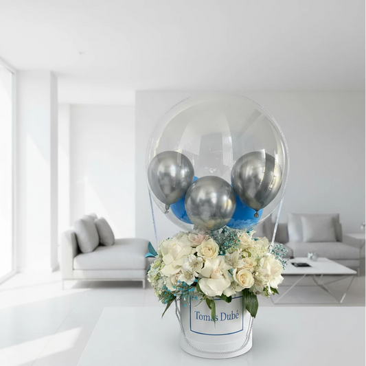 Welcome Baby Deluxe Bloom Set – Caja blanca con rosas frescas y globos plateados personalizados The Prestige Roses Madrid