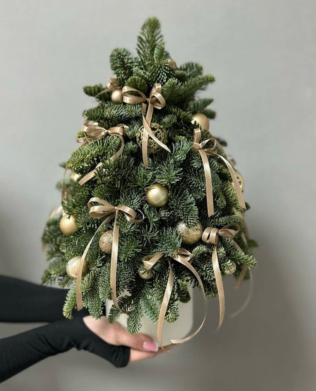 Árbol de Navidad con luces LED cálidas y adornos blancos y plateados