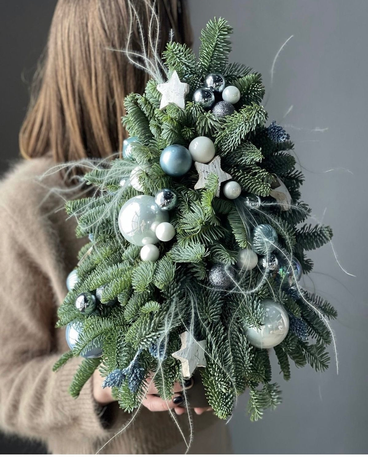 Árbol de Navidad decorativo para mesa con estilo elegante y minimalista
