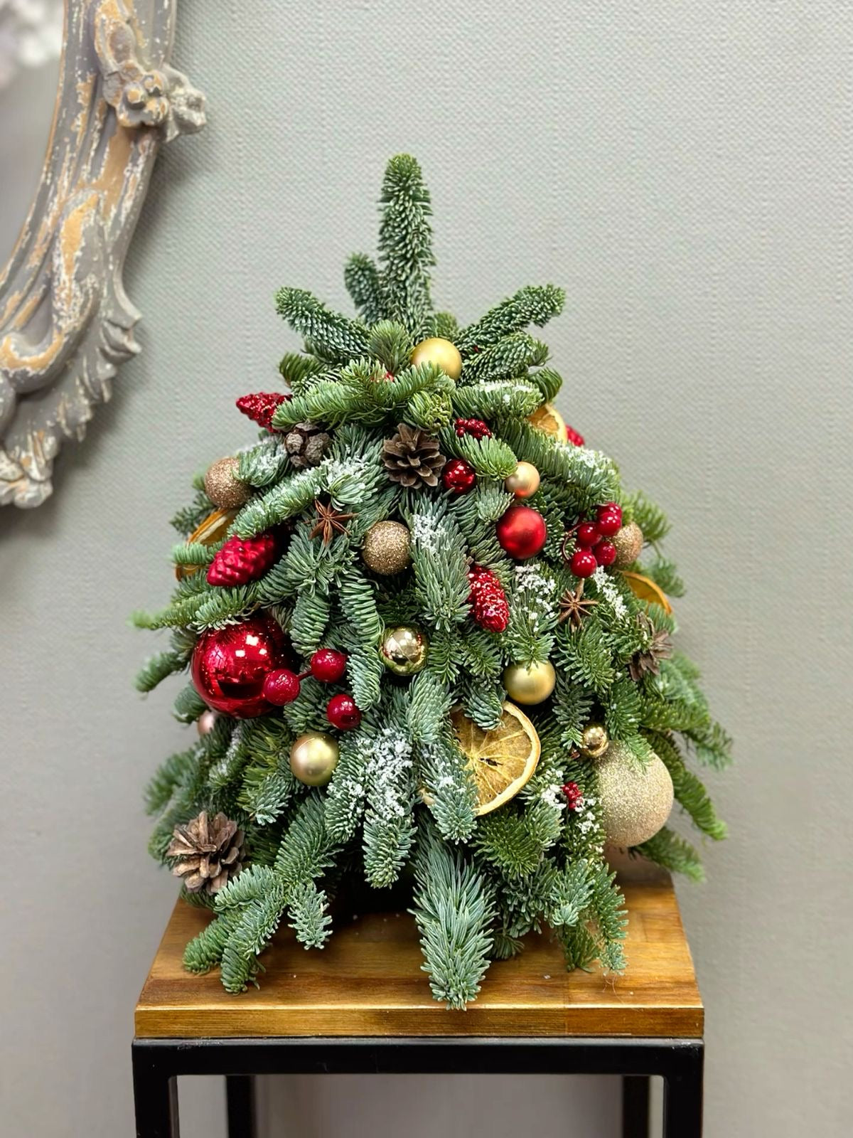 Árbol de Navidad decorado a mano para oficina o despacho