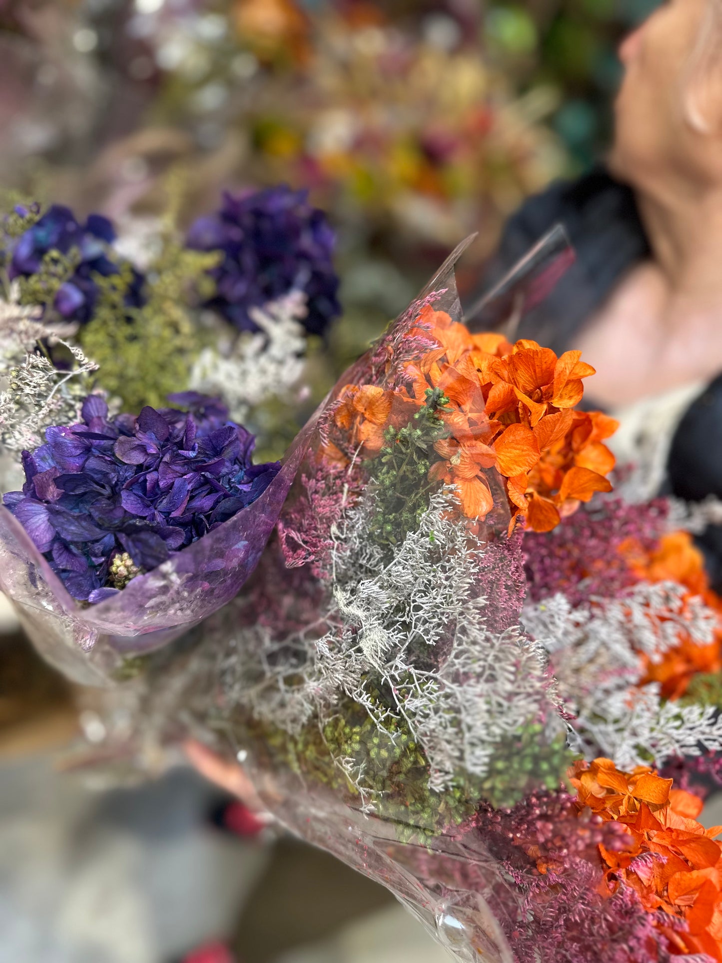 Bouquet preservado con hortensias, paniculata y follajes en colores vibrantes, ideal para eventos o arreglos duraderos