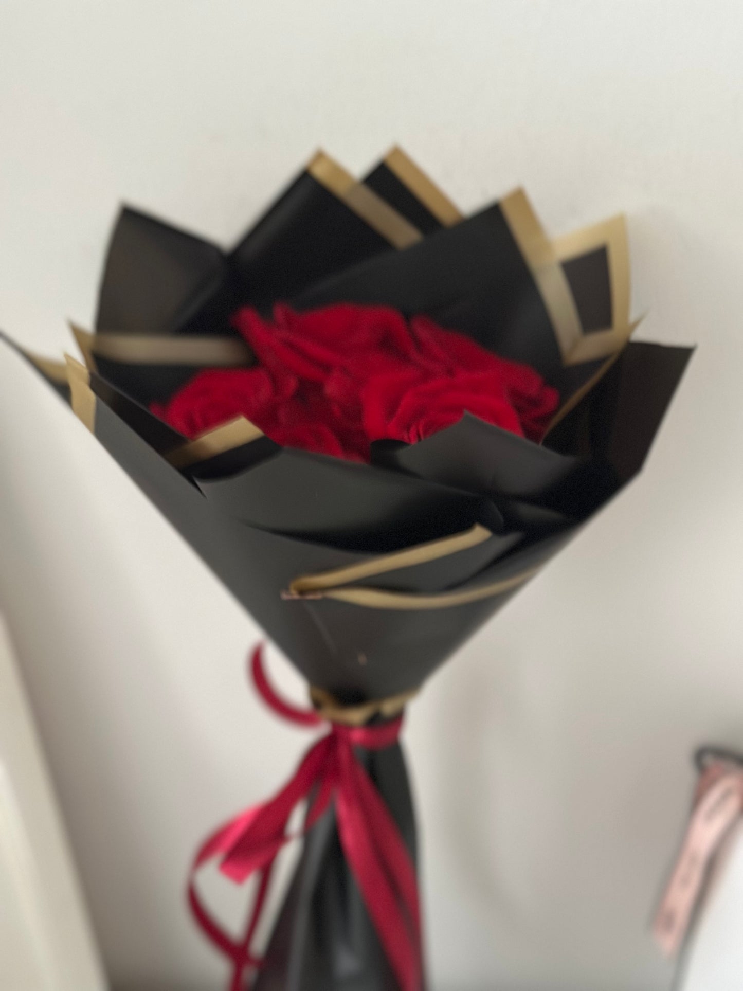 Bouquet minimalista de rosas rojas con envoltorio chic en negro y dorado a domicilio en Madrid