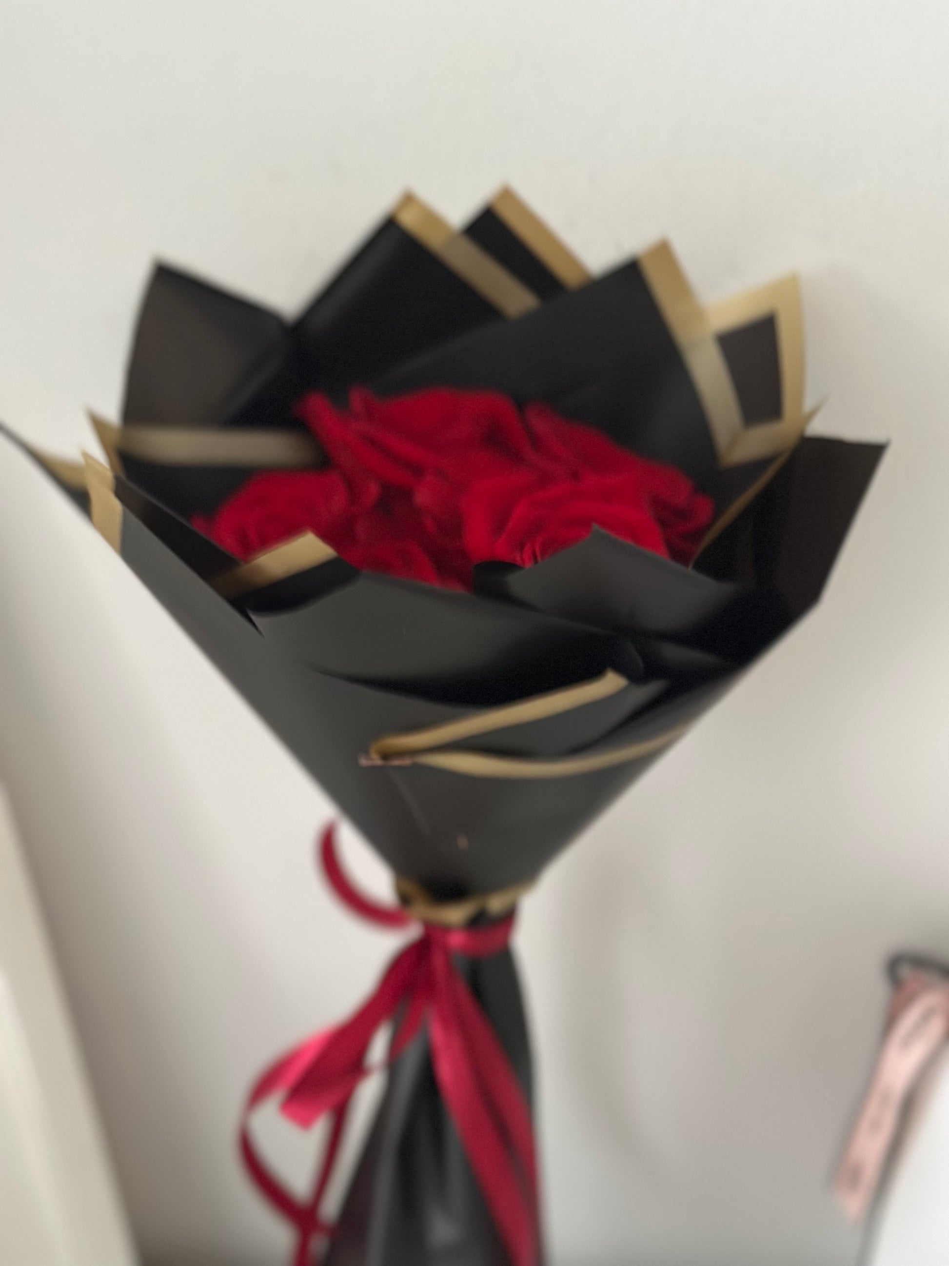 Bouquet minimalista de rosas rojas con envoltorio chic en negro y dorado a domicilio en Madrid