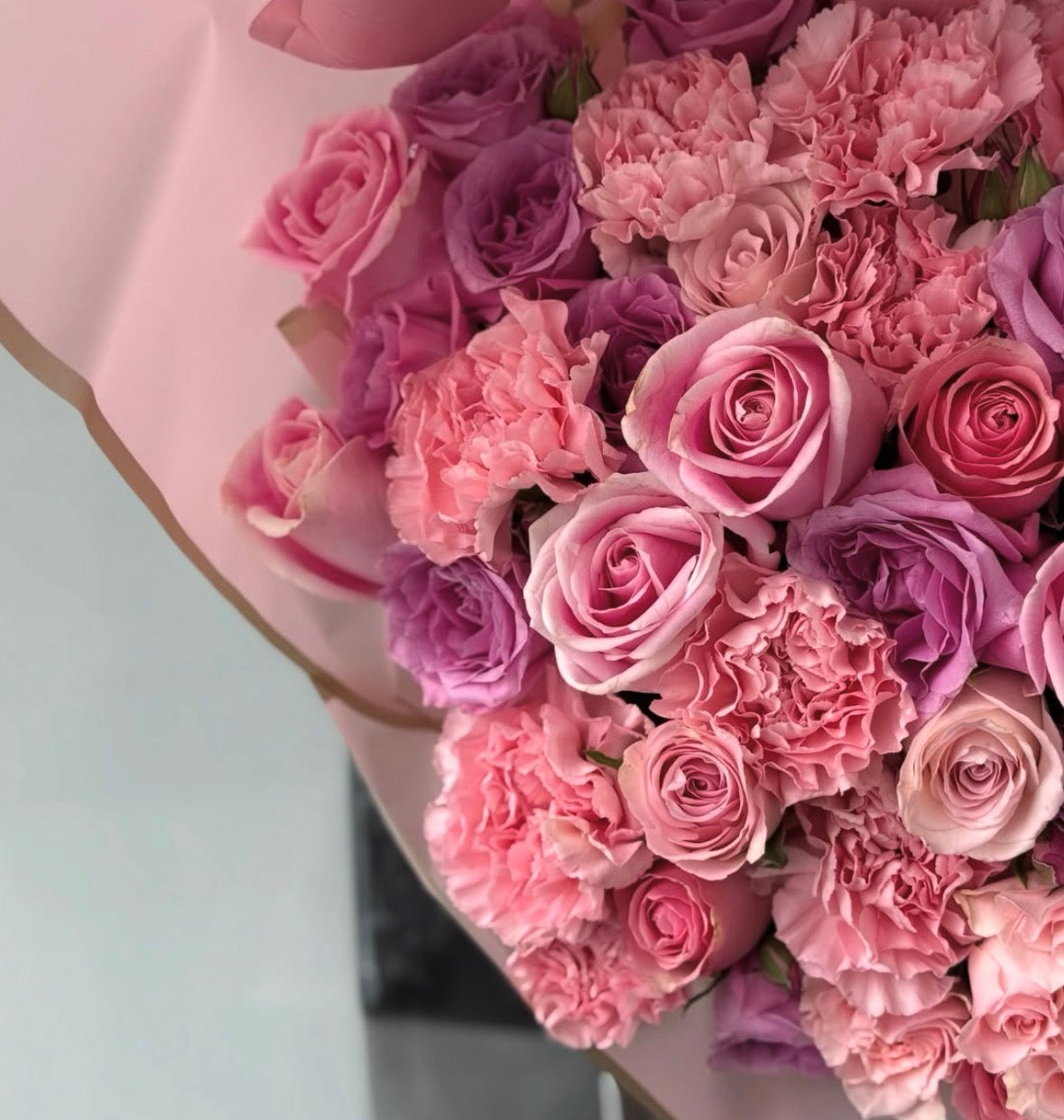 bouquet mix con rosas y claveles estilo elegante