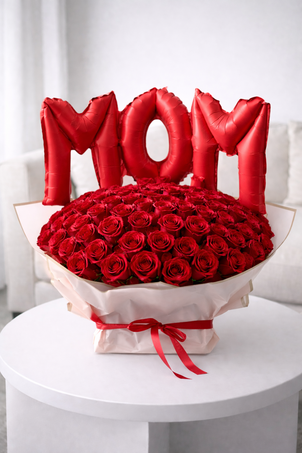 bouquet MOM con rosas rojas sobre mesa elegante