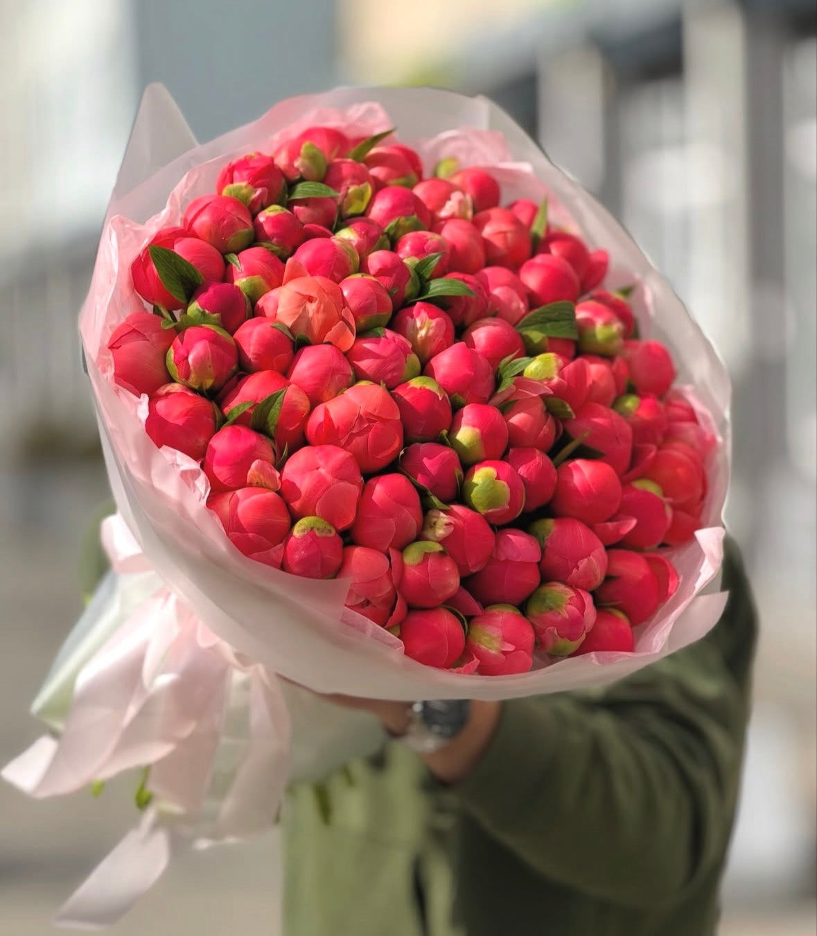 bouquet de peonías coral premium con flores cerradas y textura suave
