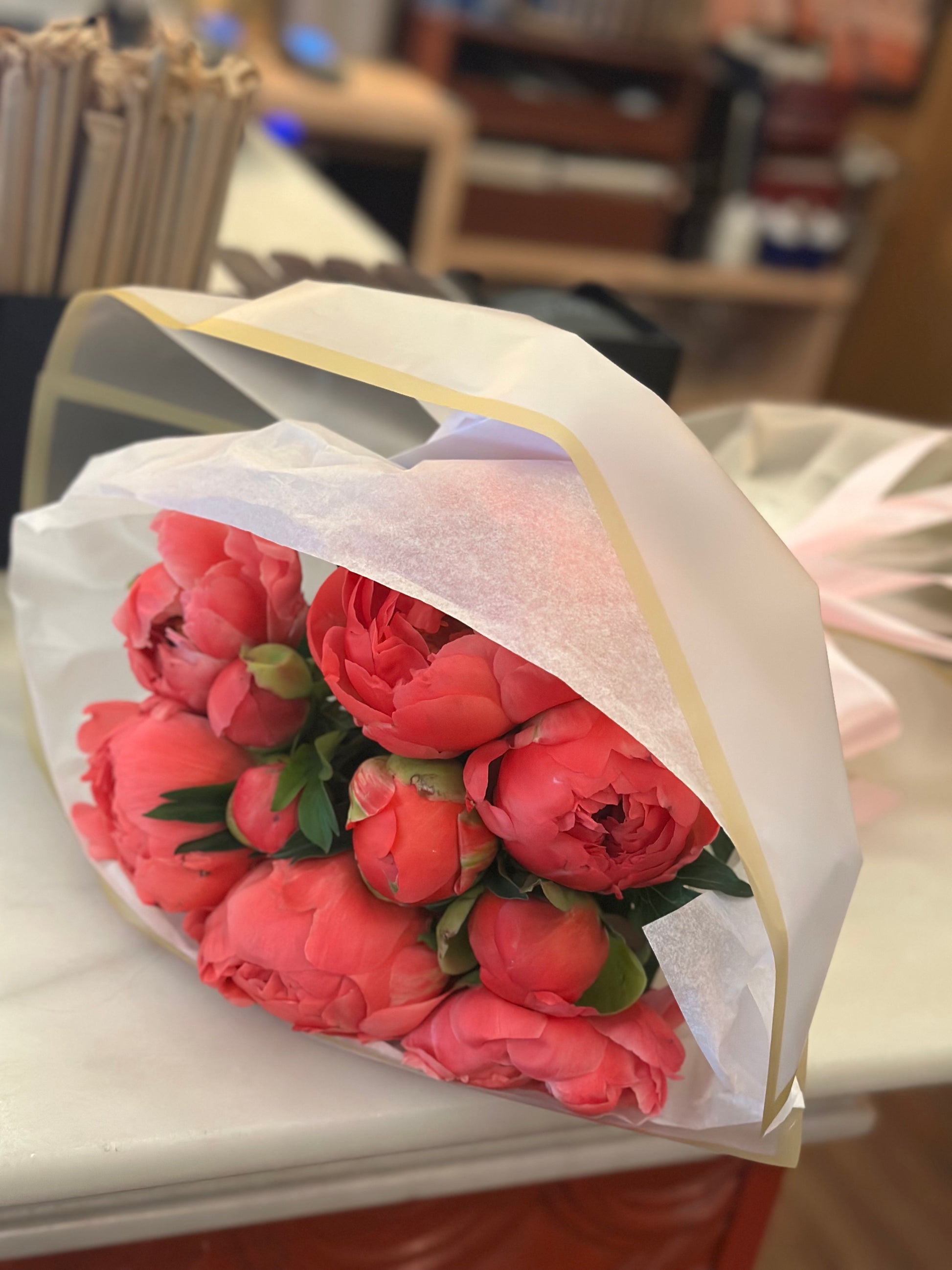 bouquet de peonías coral romántico en tonos suaves y delicados