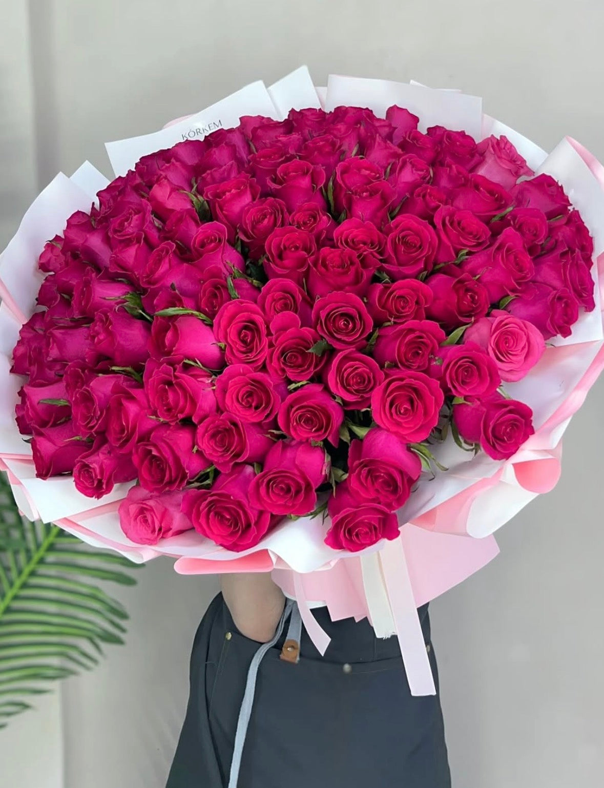 bouquet de rosas rosadas premium con flores frescas y diseño sofisticado
