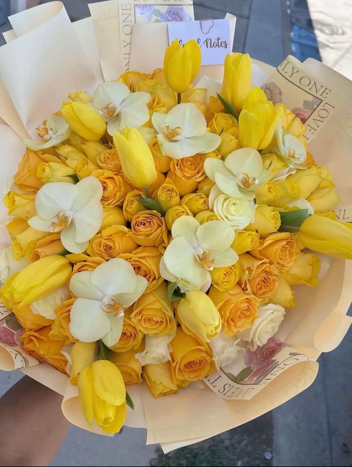 bouquet elegante de flores amarillas diseño floral luxury