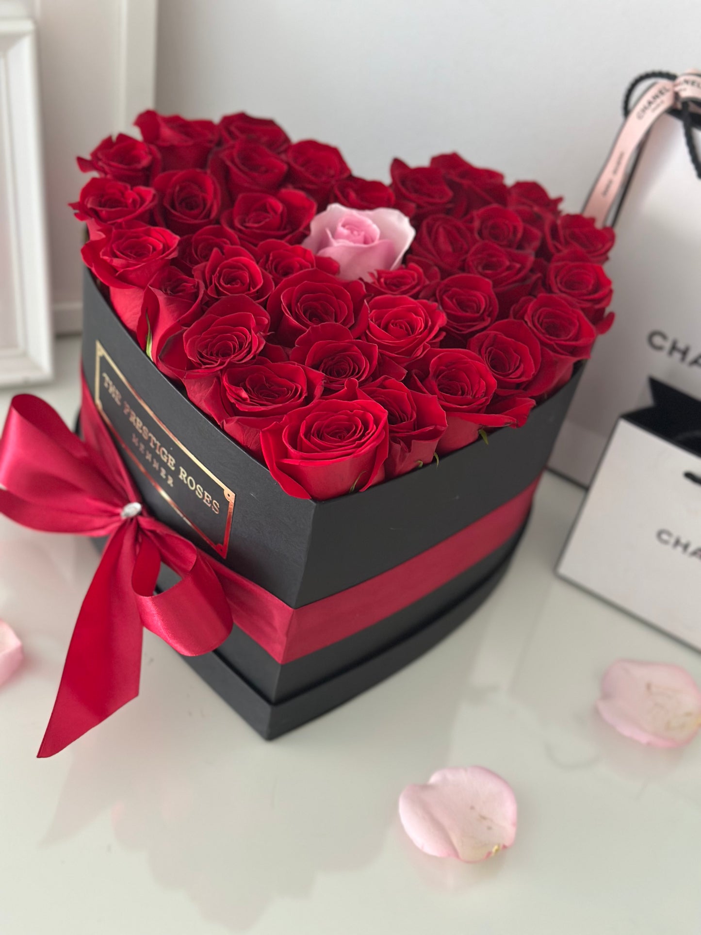 Caja de rosas frescas premium en forma de corazón para parejas